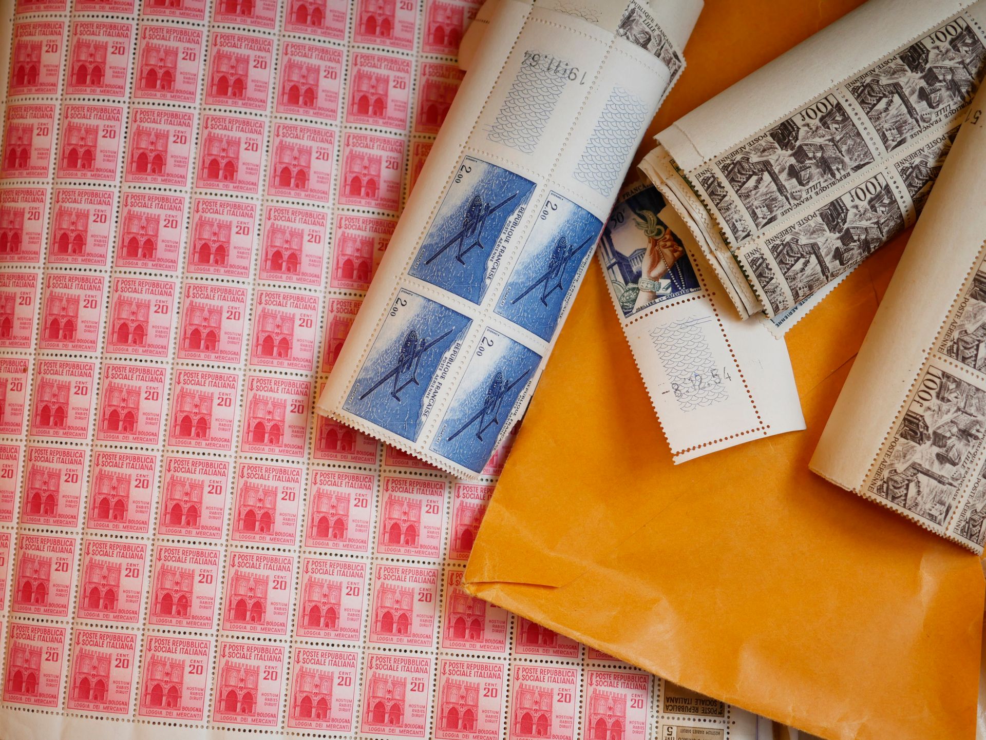 Null TOUS PAYS : 3 valises contenant des timbres neufs et oblitérés, ainsi que d&hellip;