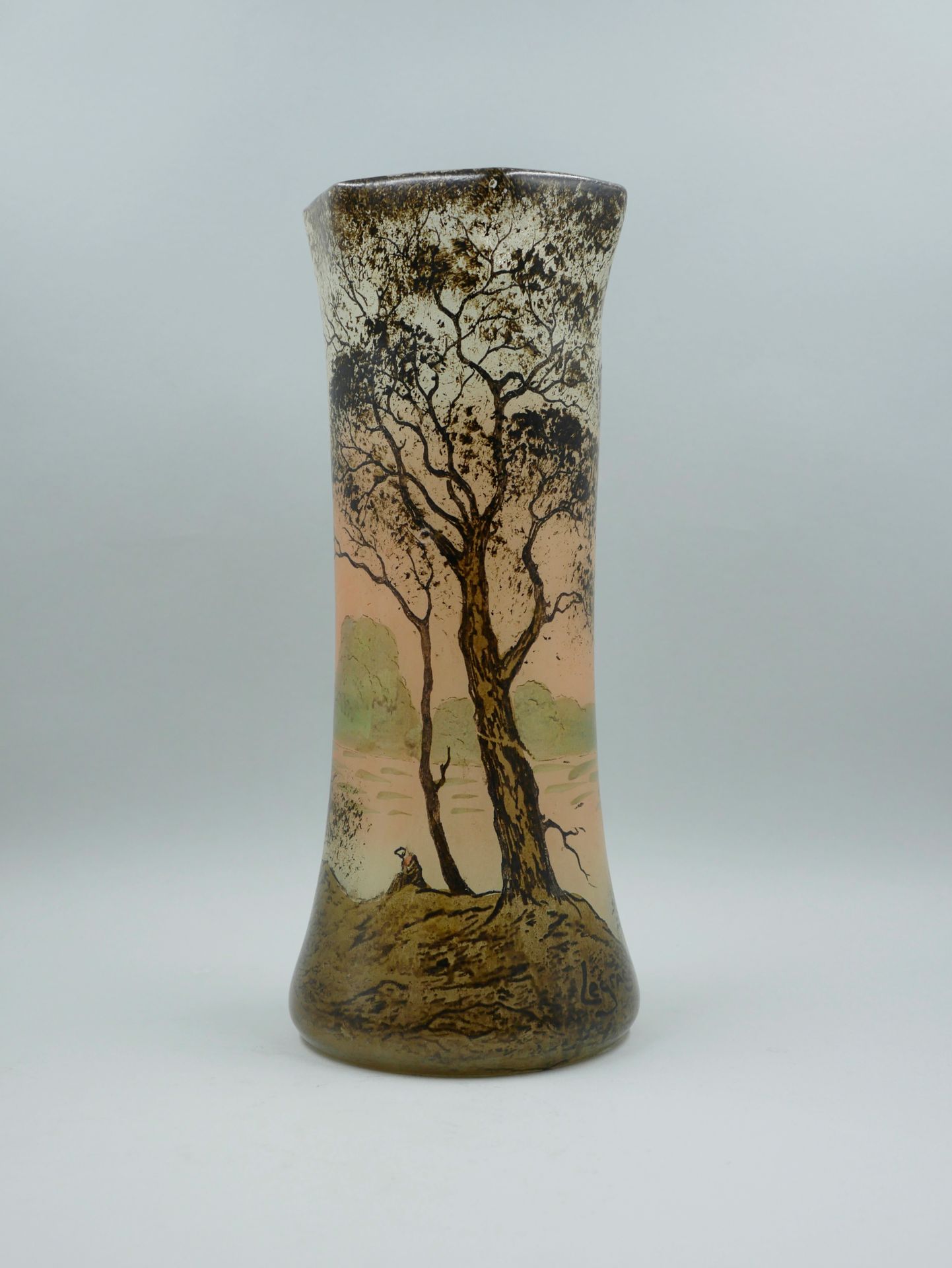 Null LEGRAS. Vaso in vetro smaltato con disegno di laghi e alberi. Altezza 48 cm