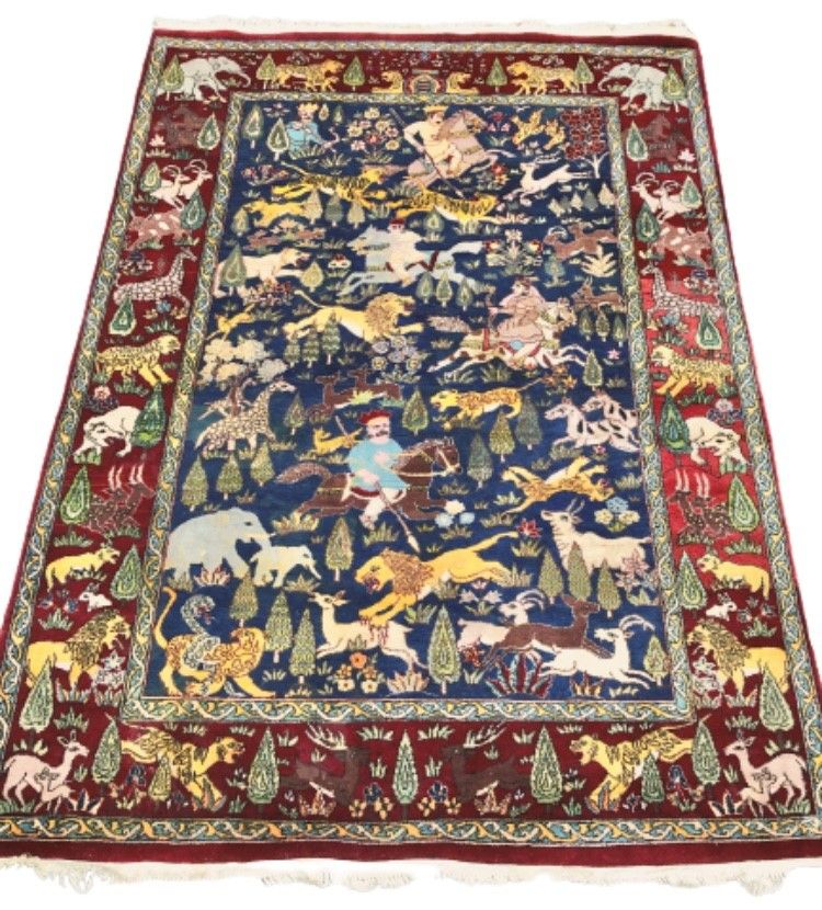 Null 印度，AMRITSAR地毯（印度旁遮普省），20世纪中期，波斯蓝背景上的狩猎装饰，表现了各种动物（狮子、大象、鹿）和猎人在马背上的场景，195 x 1&hellip;
