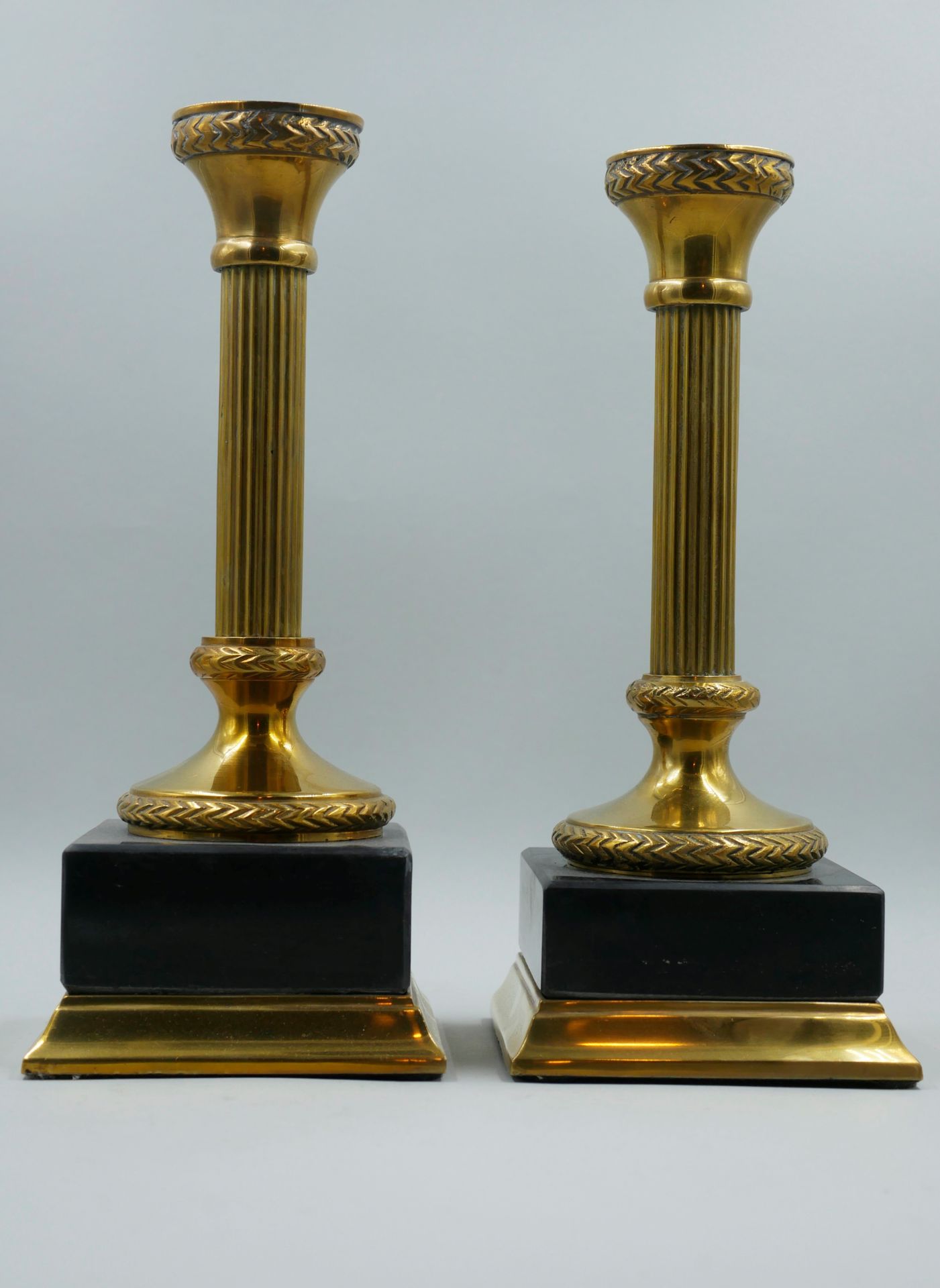 Null Pair of brass candlesticks, fluted shaft. Quadrangular base in resin. Heigh&hellip;