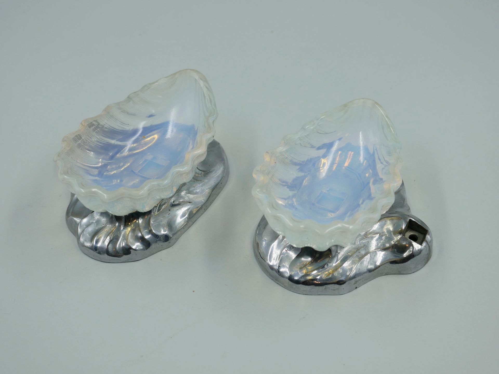 Null Pair of saltshakers in the shape of oval shell in opalescent glass. Metal b&hellip;