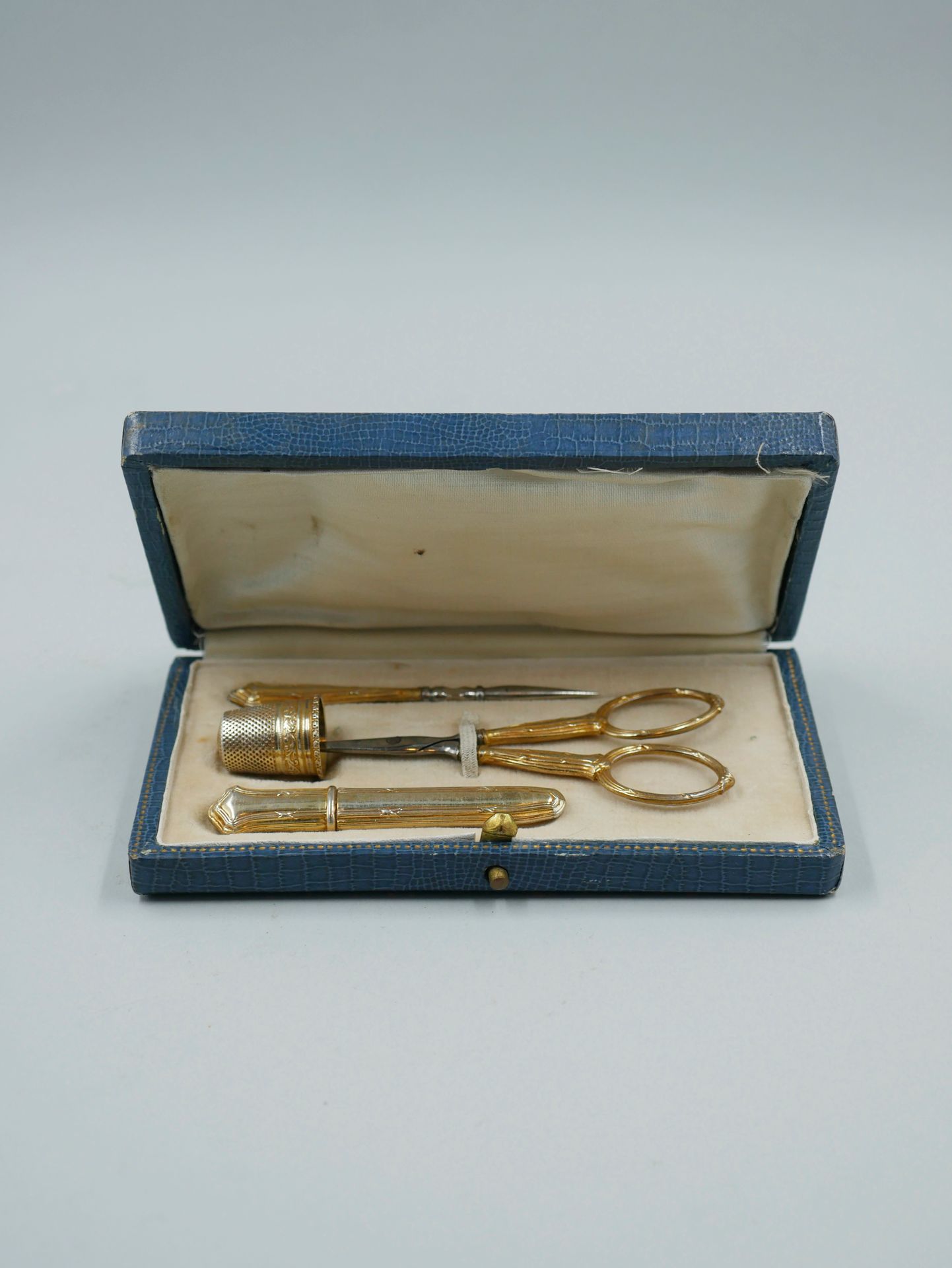 Null Kit di cucito in argento e metallo nella sua custodia. XIX secolo. PB : 15,&hellip;