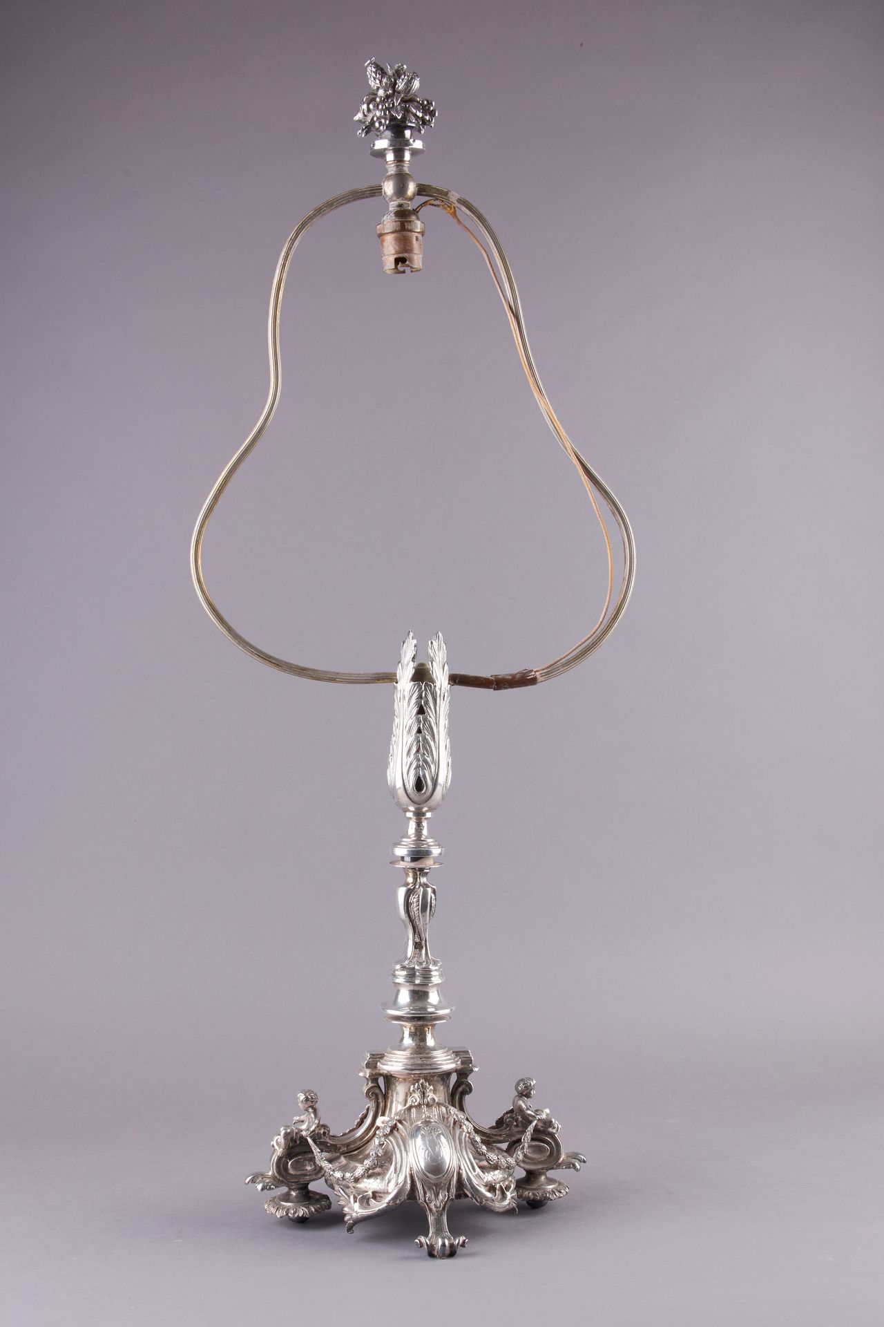 Null Un gran candelabro de bronce plateado, el fuste de balaustre decorado con g&hellip;