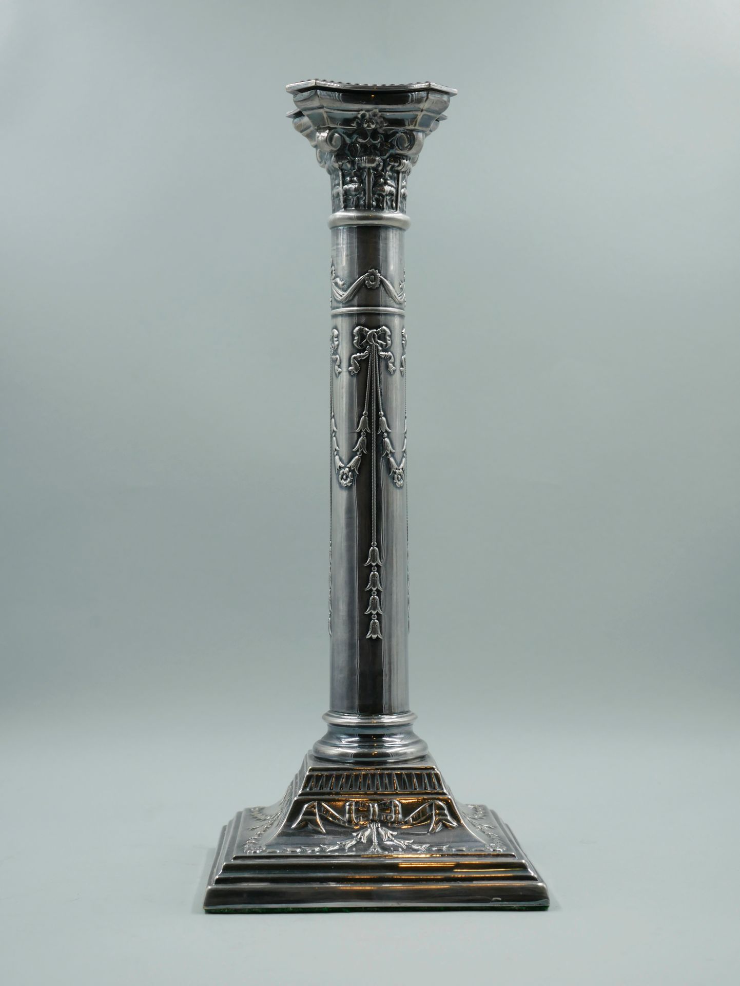 Null ENGLAND. Candlestick in silver plated metal. The shaft decorated with garla&hellip;