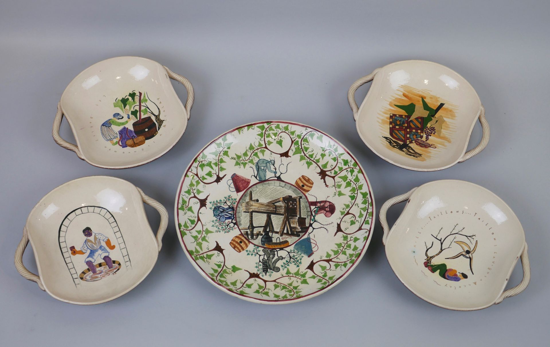 Null ACCOLAY - 四个带手柄的陶器杯组，带有多色和镀金装饰 - 题为 "Les belles vendanges" - "Taillons La V&hellip;