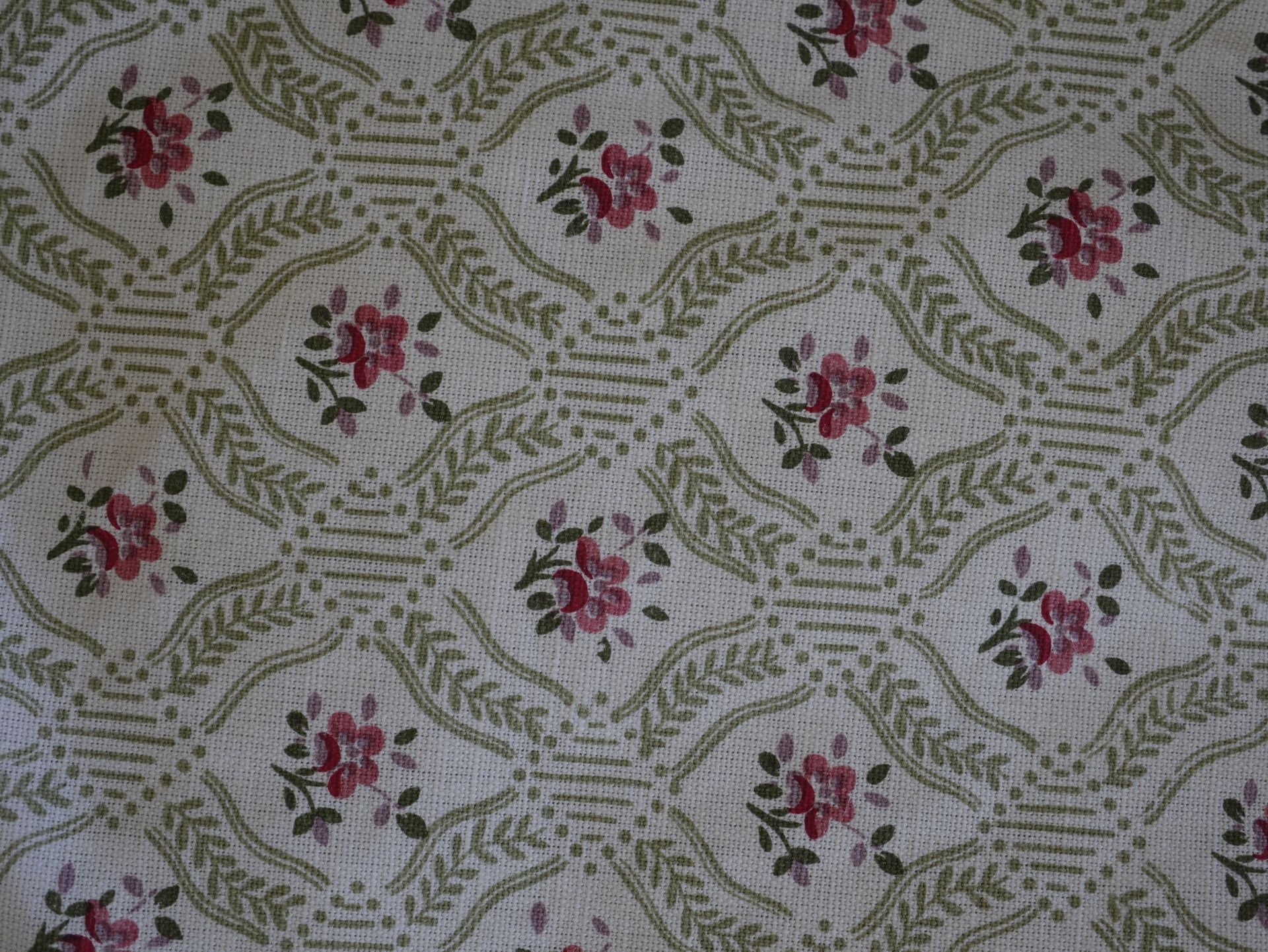 Null 两副米色带花的兰帕斯窗帘。高度为320厘米，宽度为90厘米。

附上一对有花格和花朵设计的棉质窗帘。高度320厘米，宽度54厘米，每个