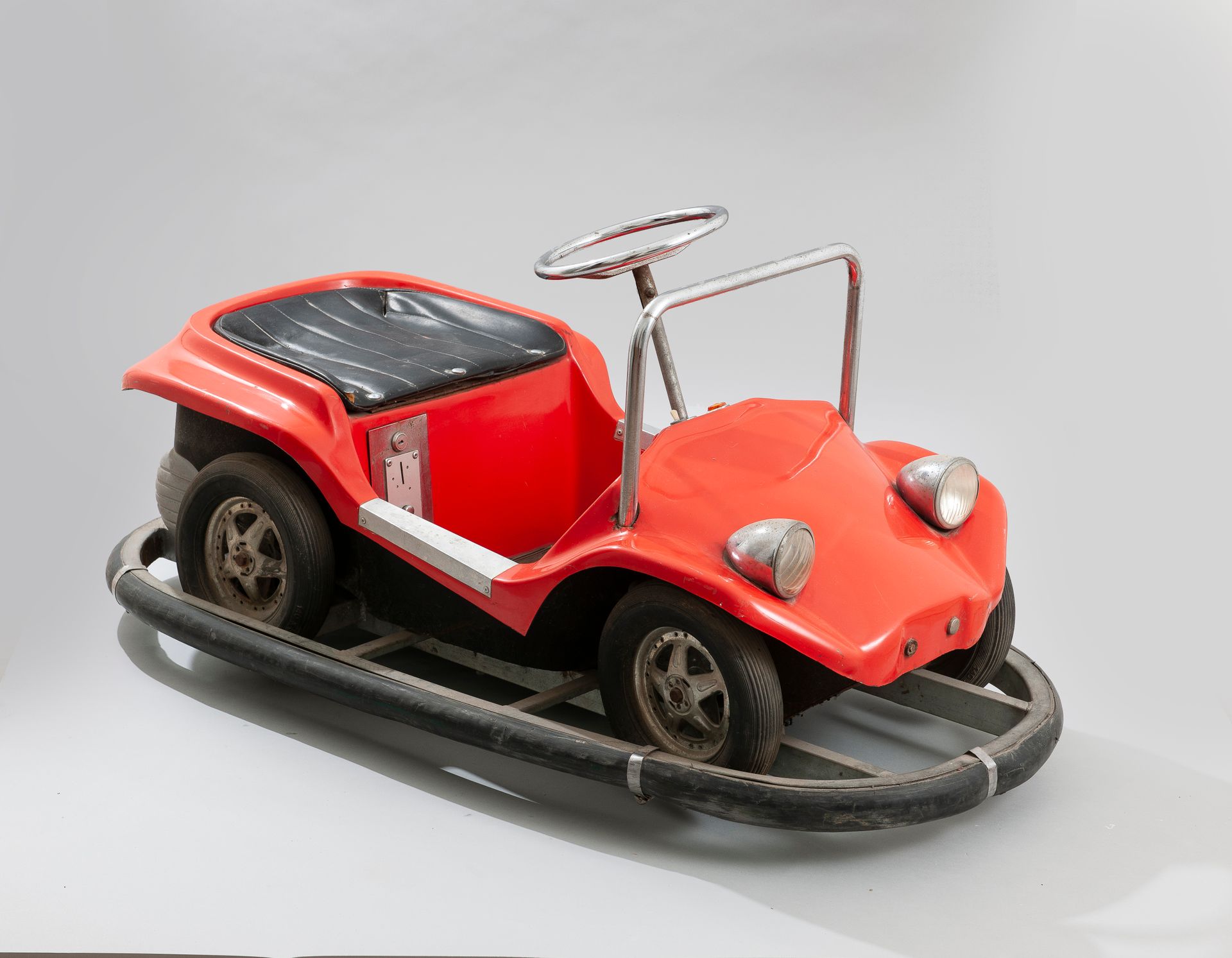 Alter Kinderauto-Scooter mit Münzbox aus rot lackiertem …