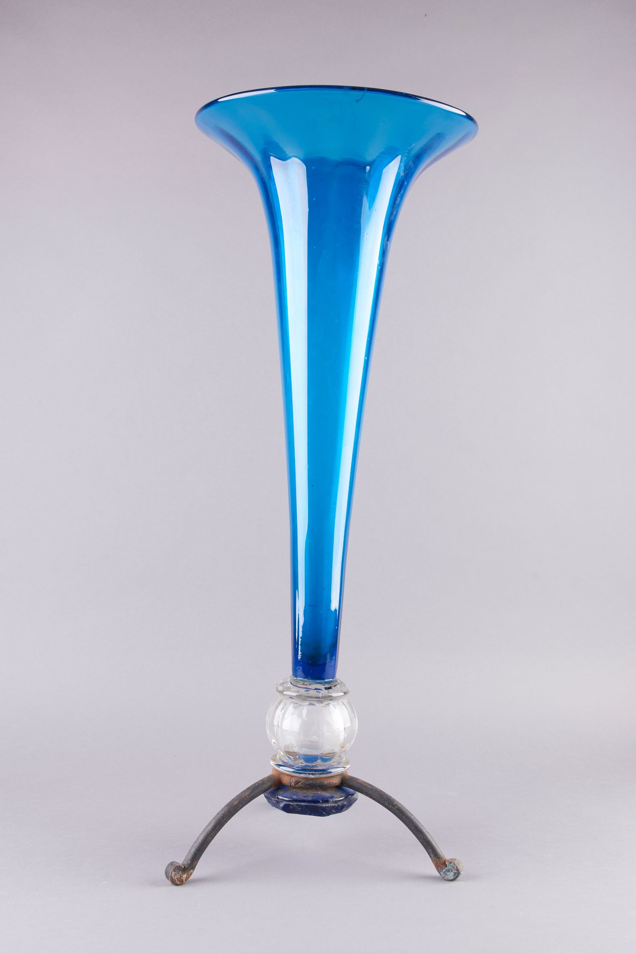 Null 大型蓝色玻璃花瓶，颈部呈喇叭状，末端是一个半透明的球体。锻铁三角架。高71厘米。直径27厘米