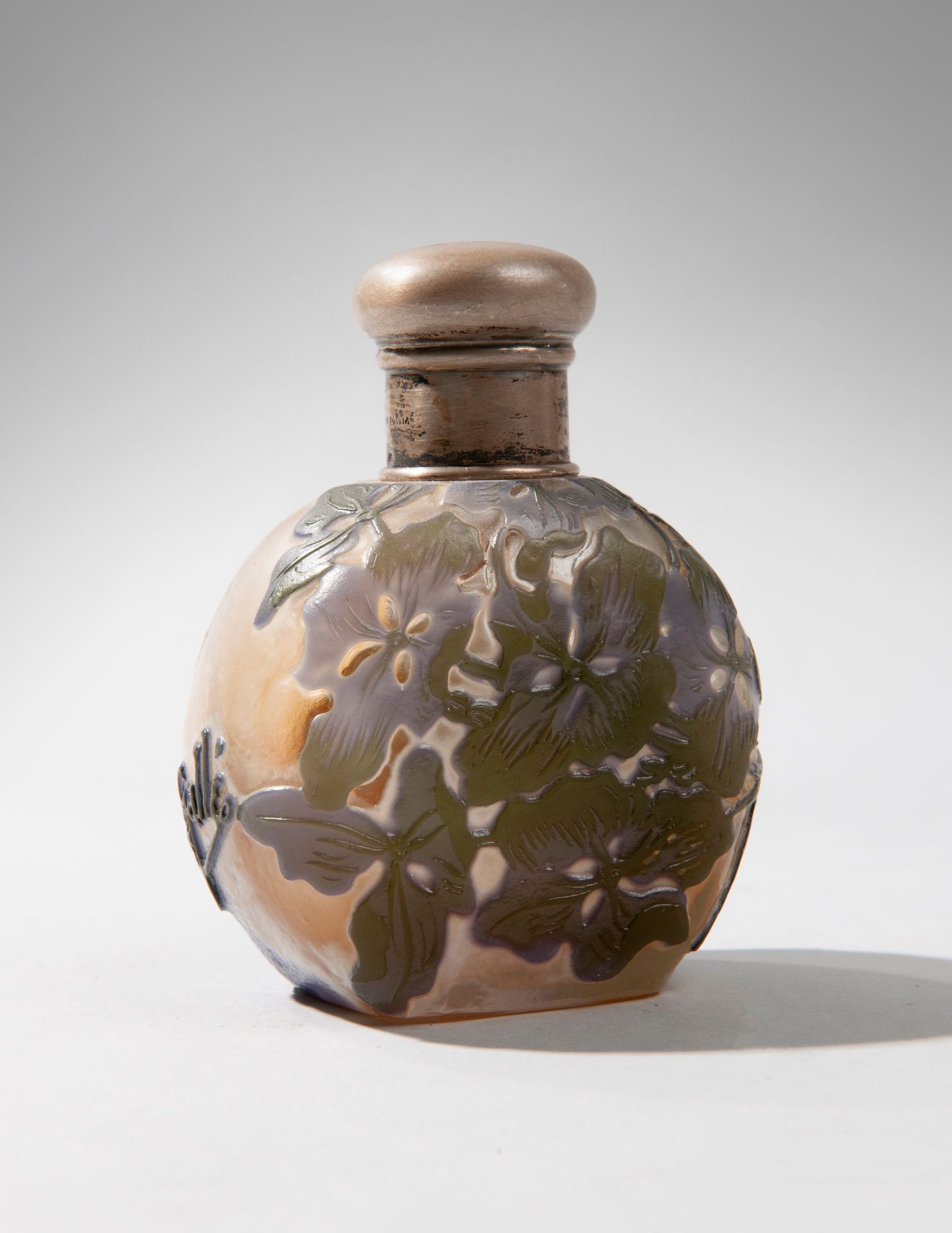 Null 埃米尔-加勒（1846-1904）。葫芦形状的酒瓶，扁平的瓶身由多层玻璃制成，上面的装饰是用思想的酸液释放的。签名。高9厘米。塞子以银色报告。意外和缺&hellip;