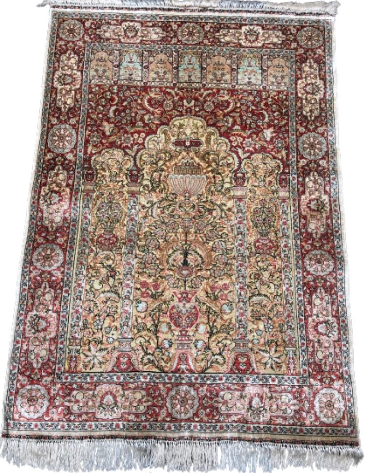 Null HÉRÉKÉ地毯，大约在1960年，用丝绸和金线制成，在金线织成的背景上用丝绸加强了丰富的镜面花和叶子的装饰。143 x 102厘米