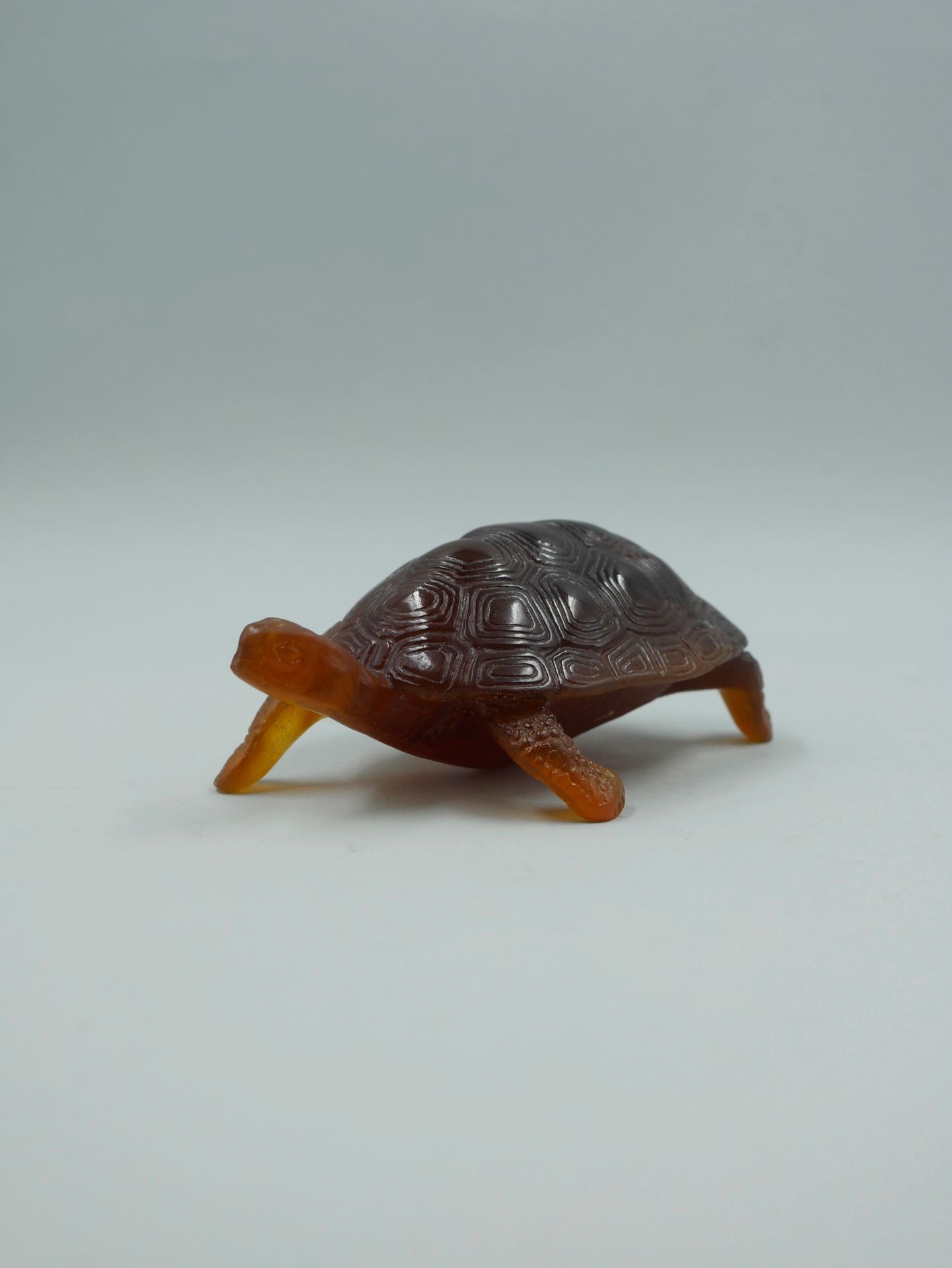 Null DAUM France. Turtle in amber crystal paste. Signed. Length 13cm