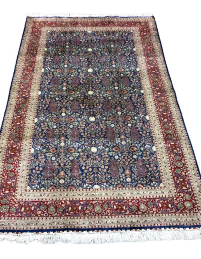 Null Finissimo tappeto di seta Hereké con una decorazione a mille fiori di rami &hellip;