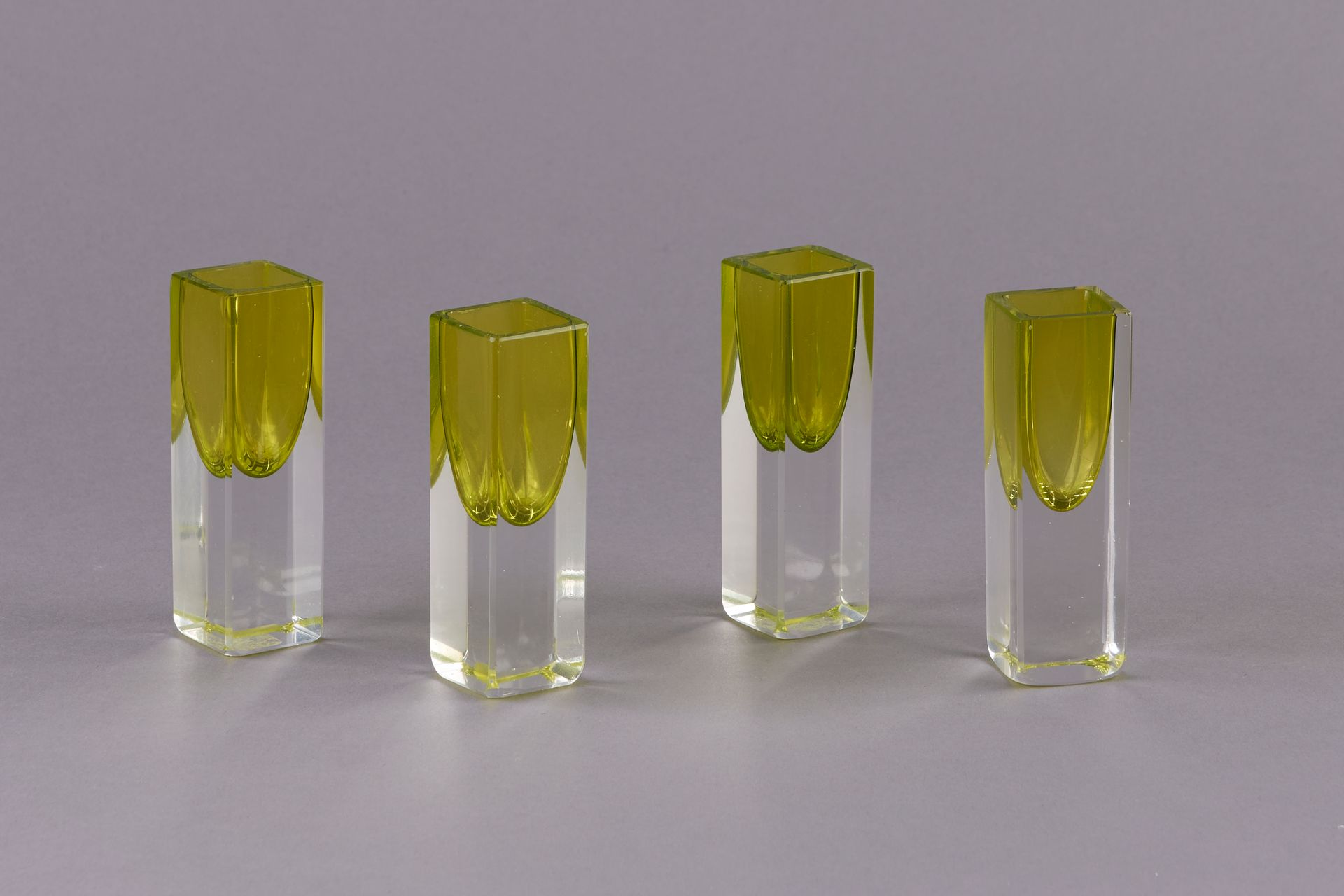 Null Vier Likörgläser aus fluoreszierendem grünem Glas in viereckiger Form. Höhe&hellip;