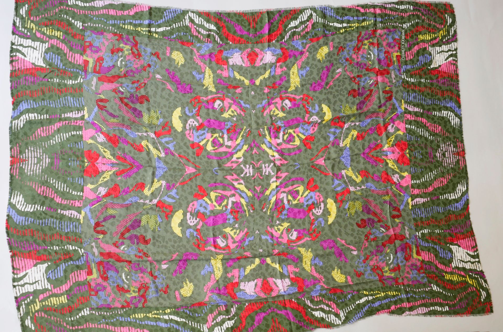 Null Charles JOURDAN. Grand foulard en soie à motifs colorés sur fond vert à poi&hellip;