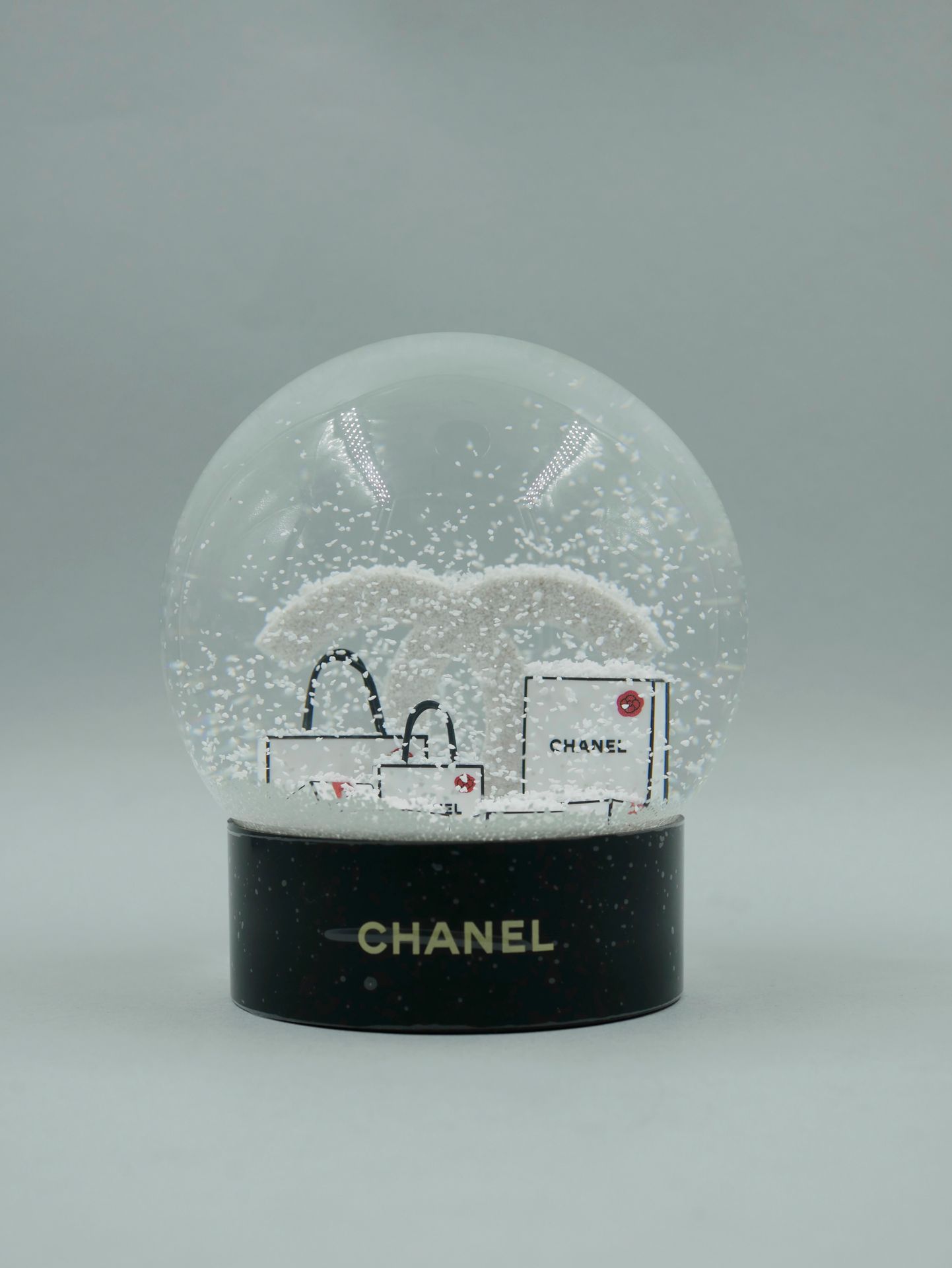 Null CHANEL - Boule à neige figurant le logo et des cadeaux de la maison - H : 1&hellip;