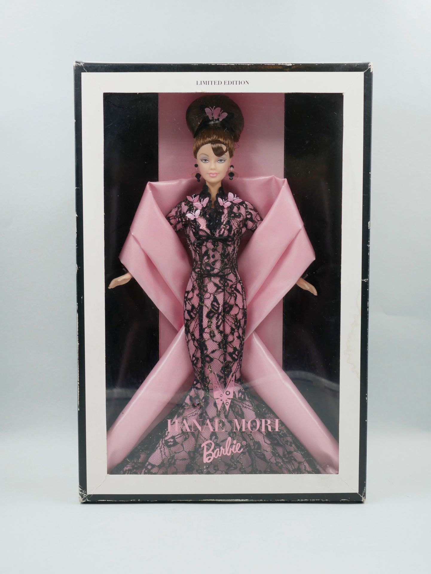 Null MATTEL. Barbie Hanae Mori habillée d'un foureau en dentelle et d'une étole &hellip;