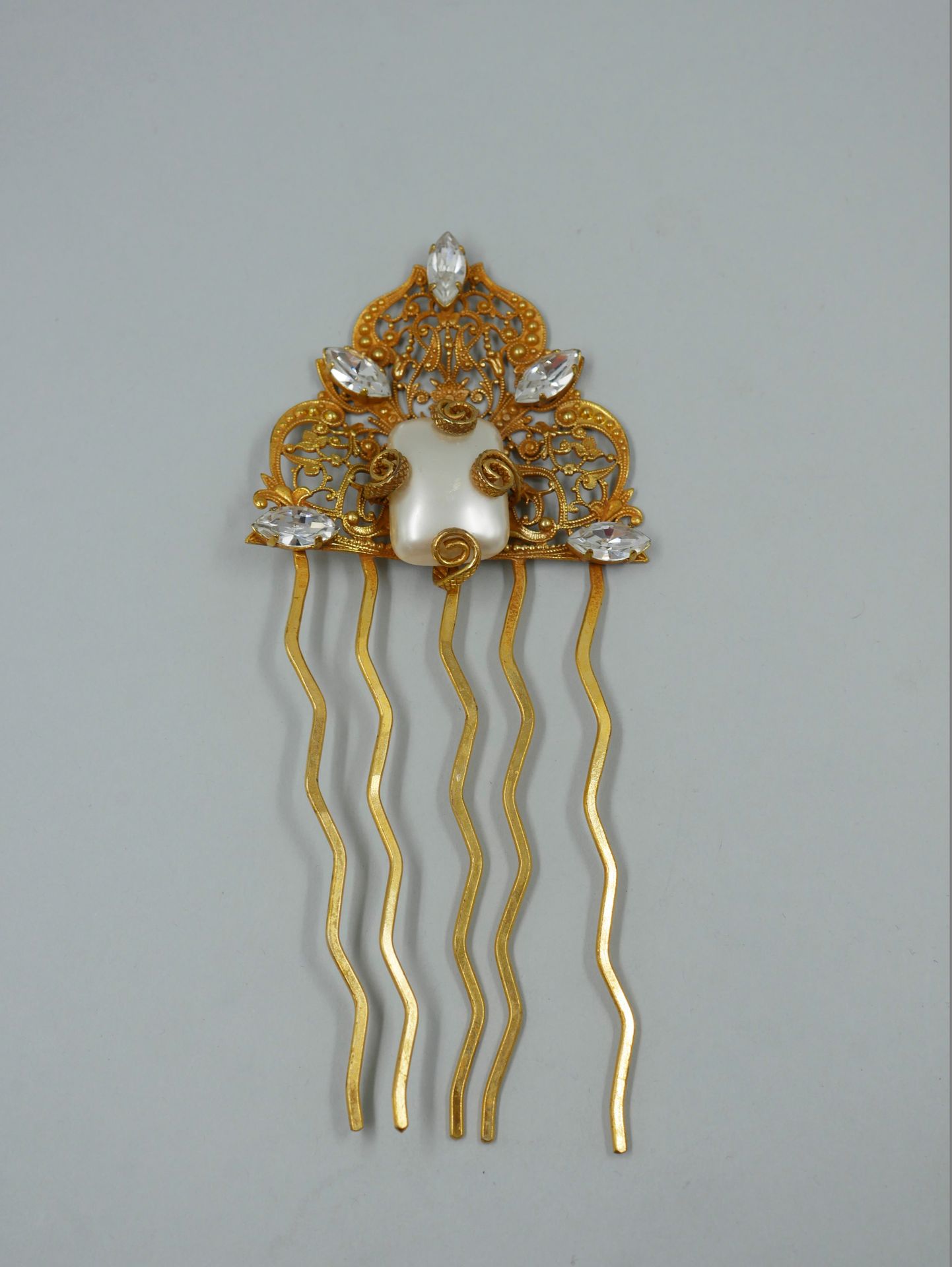 Null Epingle à cheveux en métal doré ajouré orné d'une perle et de brillants. Ha&hellip;