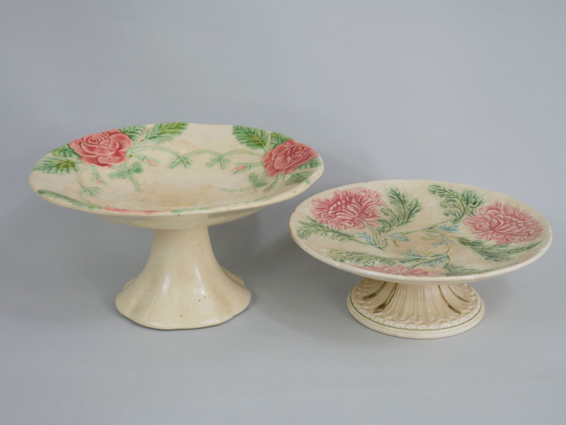 Null Two barbotine cake stands decorated with roses and dahlias. Diam 23cm and 2&hellip;