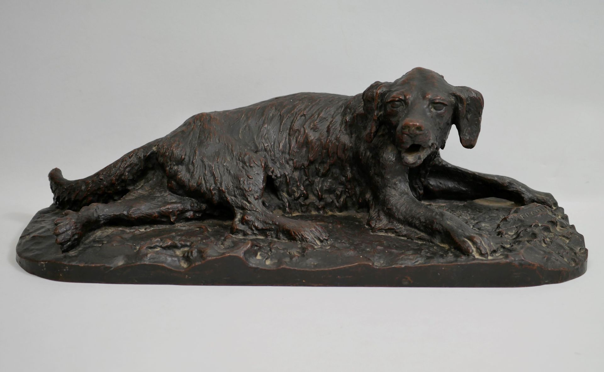 Null 克里斯托夫-弗拉坦（1801-1864）。躺着的狗，青铜材质，带有奖章的铜锈。在露台上签名。高12厘米，长43厘米