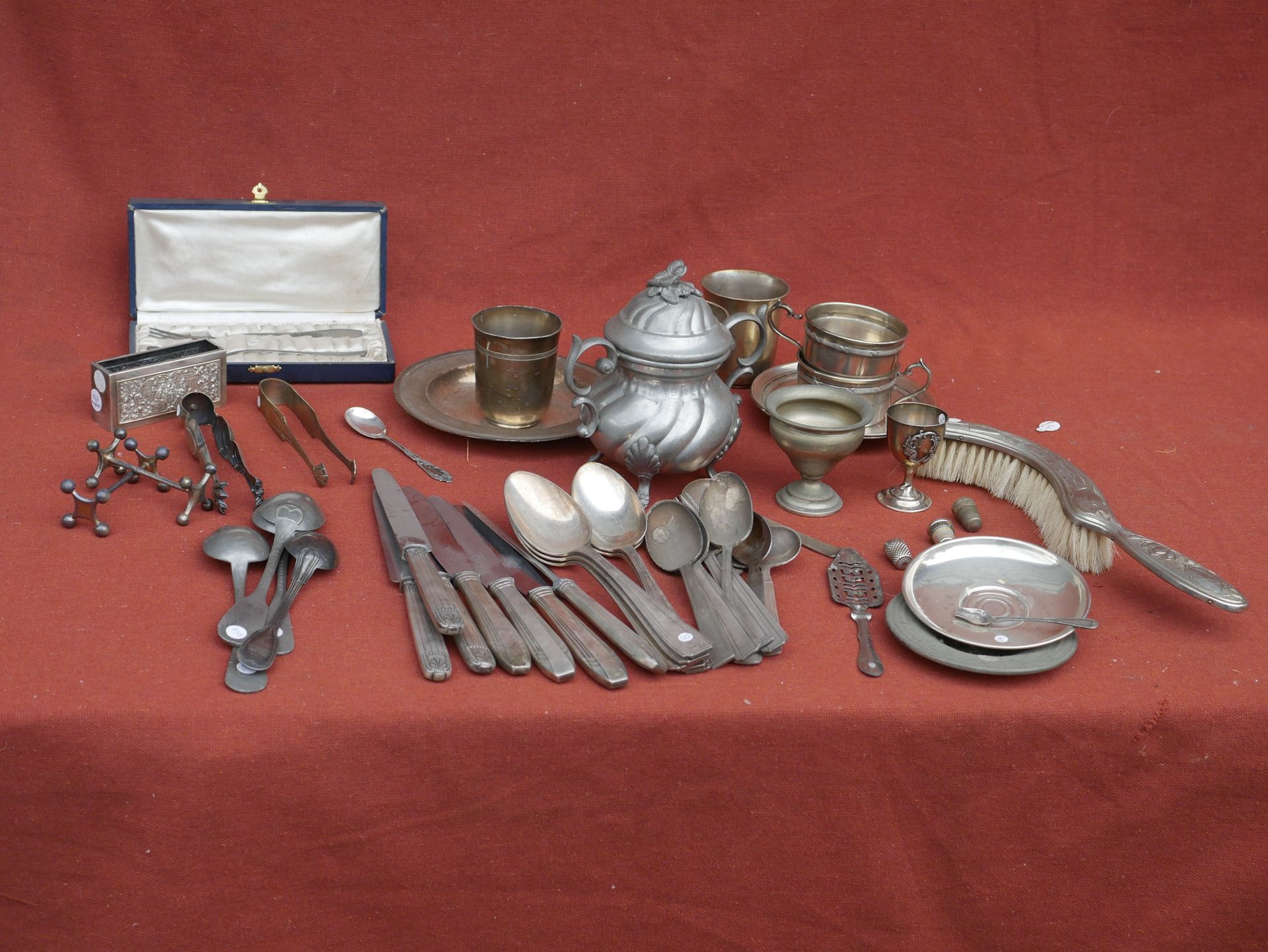 Null 一批银器、镀银和锡器，包括部分餐具、杯子、碟子、洗礼餐具、火柴盒、茶匙、面包屑托盘、糖罐和杂物。(事故)