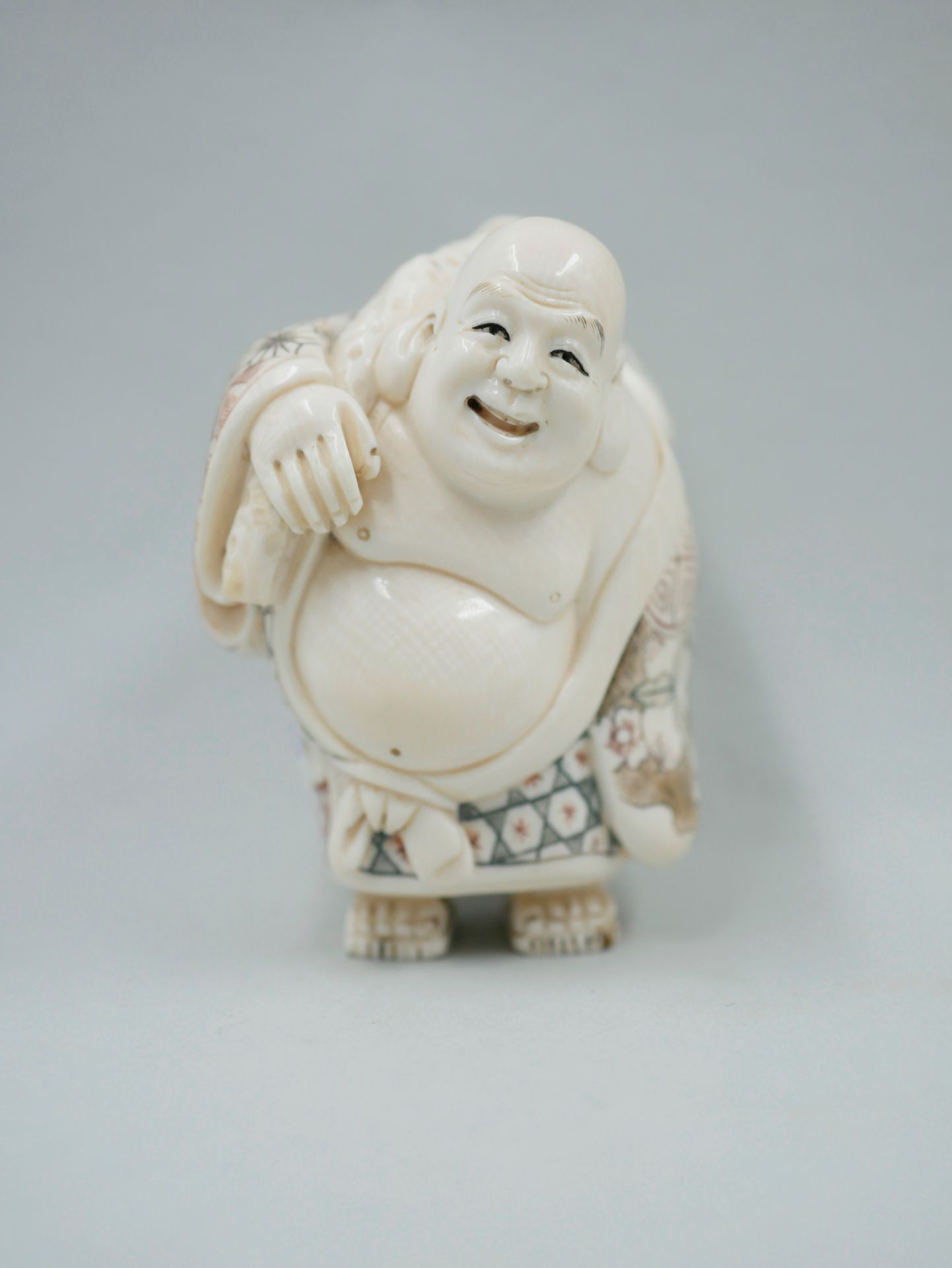 Null JAPÓN, principios del siglo XX. Buda de la prosperidad de pie hecho de marf&hellip;