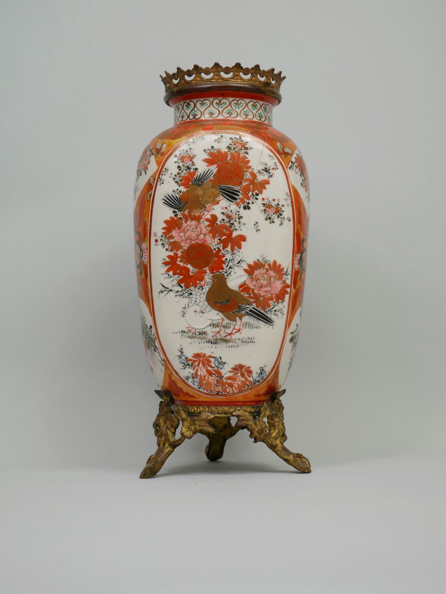 Null JAPAN, early 20th century. Vase decorated with flowers and birds in reserve&hellip;