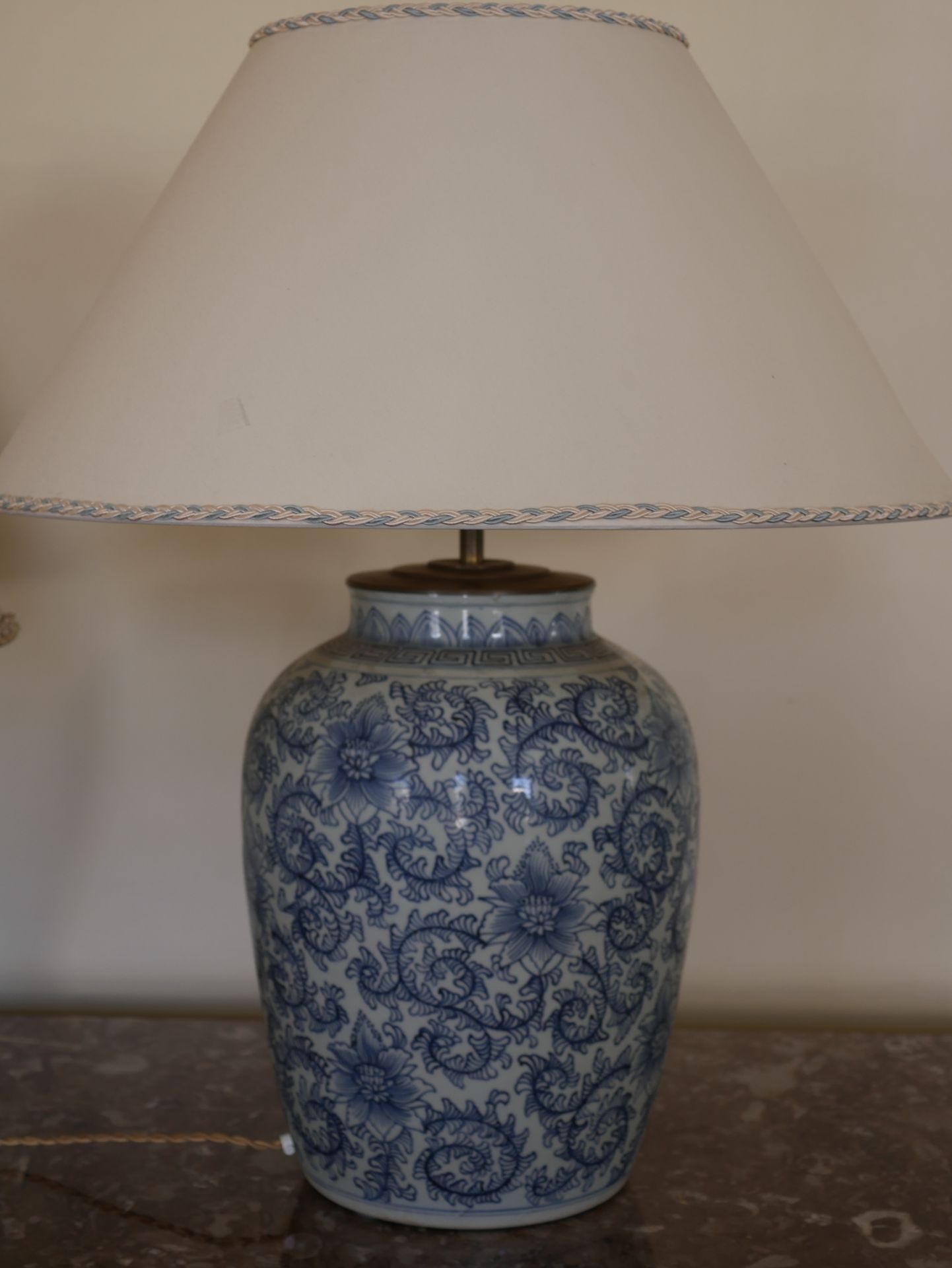 Null 青花瓷灯座，饰以远东风格的叶卷荷花。高42厘米。