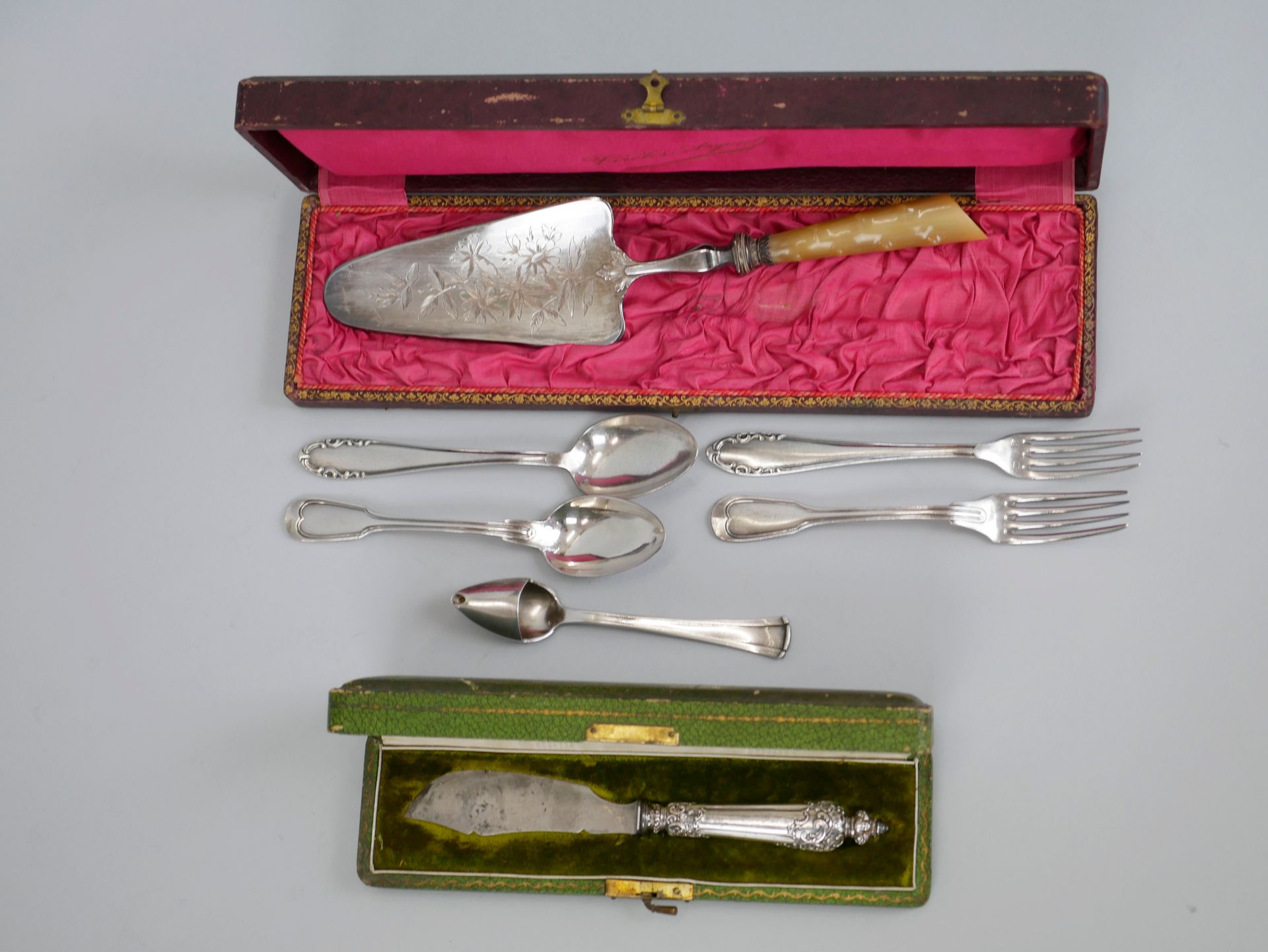 Null Lot including a Louis XV style silver cheese knife - Weight : 43gr. A silve&hellip;