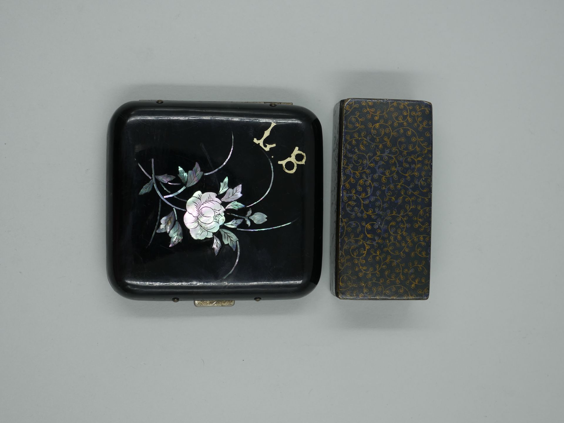 Null Lot including a cigarette case and a stamp box. Period 1900.