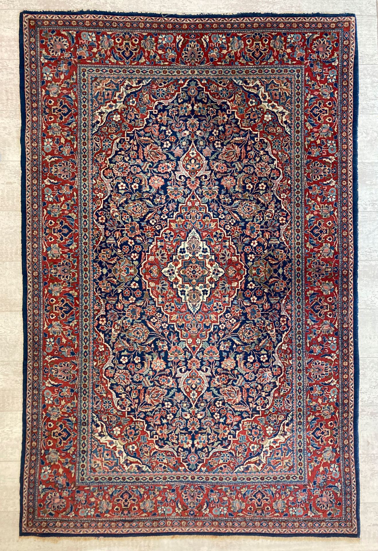 Null Tappeto persiano in lana con fondo blu decorato con un medaglione e quattro&hellip;