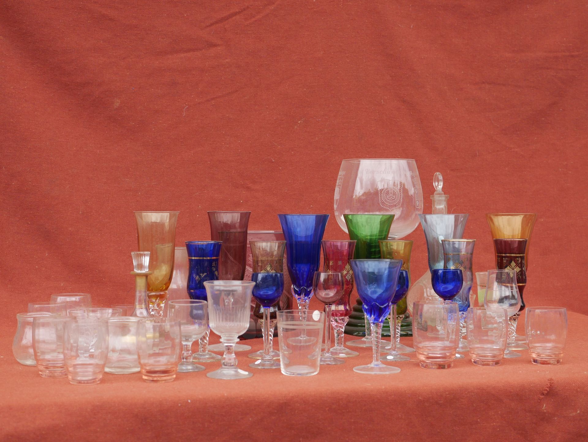 Null 一套玻璃器皿和彩色水晶，包括水杯，酒杯和醒酒器，有些是巴卡拉和圣路易风格的（事故）。