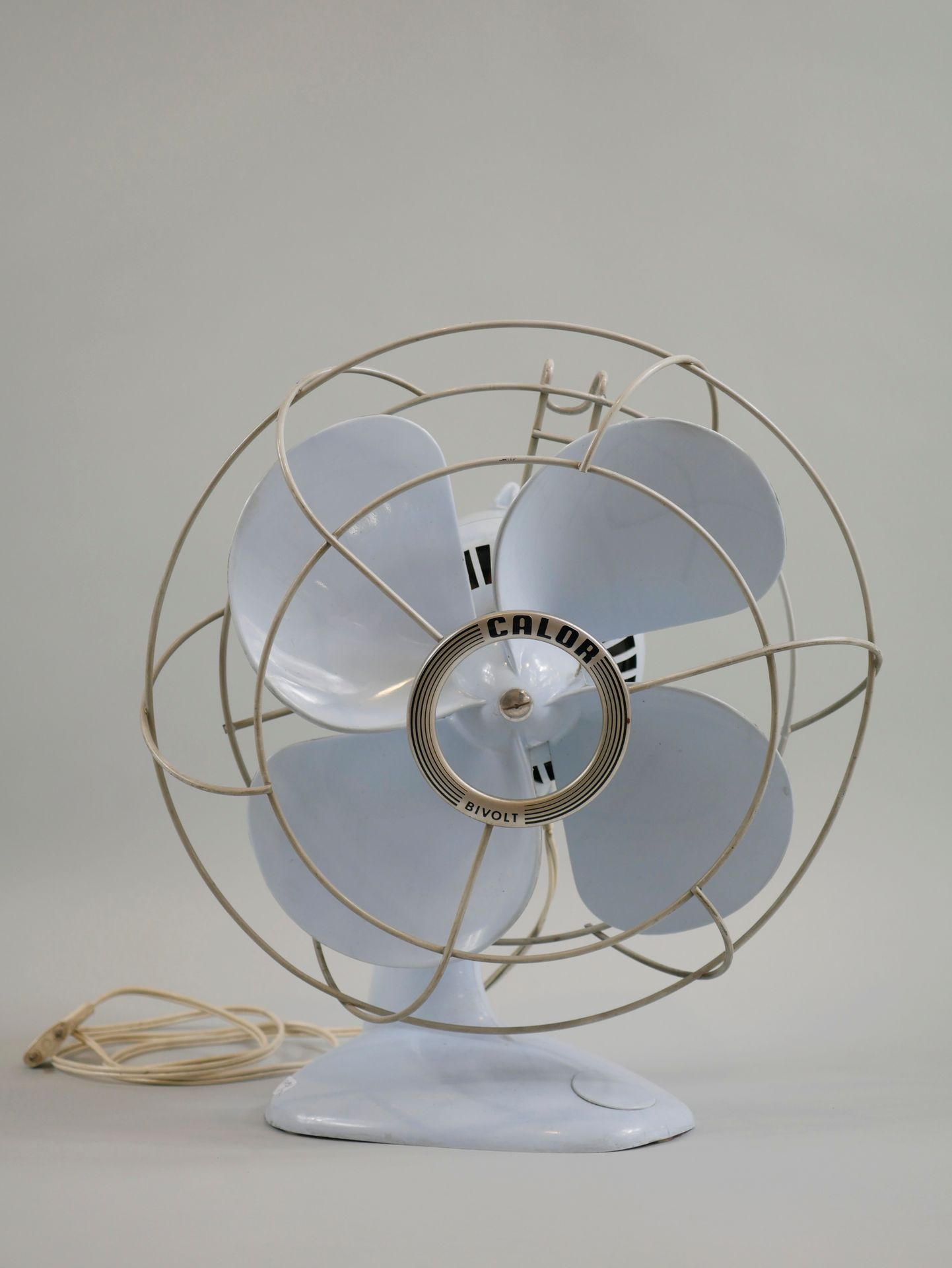 Null CALOR. Ein Vintage-Ventilator aus hellblauem Kunststoff. Höhe 42 cm.