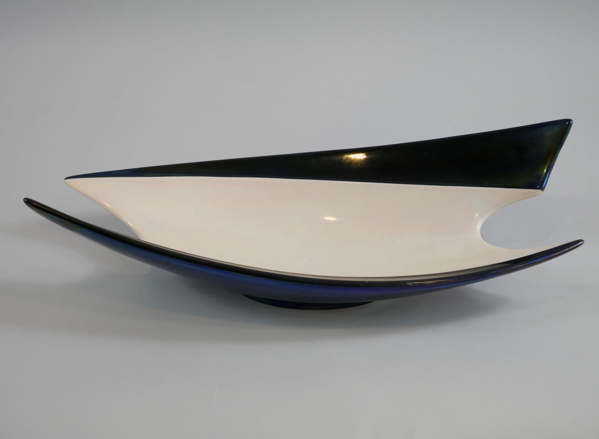 Null 一个大的水果碗，珐琅彩的蓝色和珍珠白。14 x 51 x 21厘米。