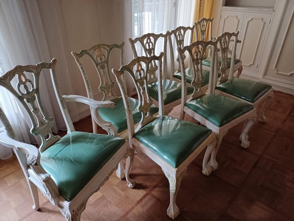 Null 克劳德-达尔勒的《罗密欧之家》。一套六把椅子和两把扶手椅，威尼斯风格，木雕，白色漆和金色和绿色rechampi，镂空的背部，梯形的座位，拱形的腿。现代&hellip;