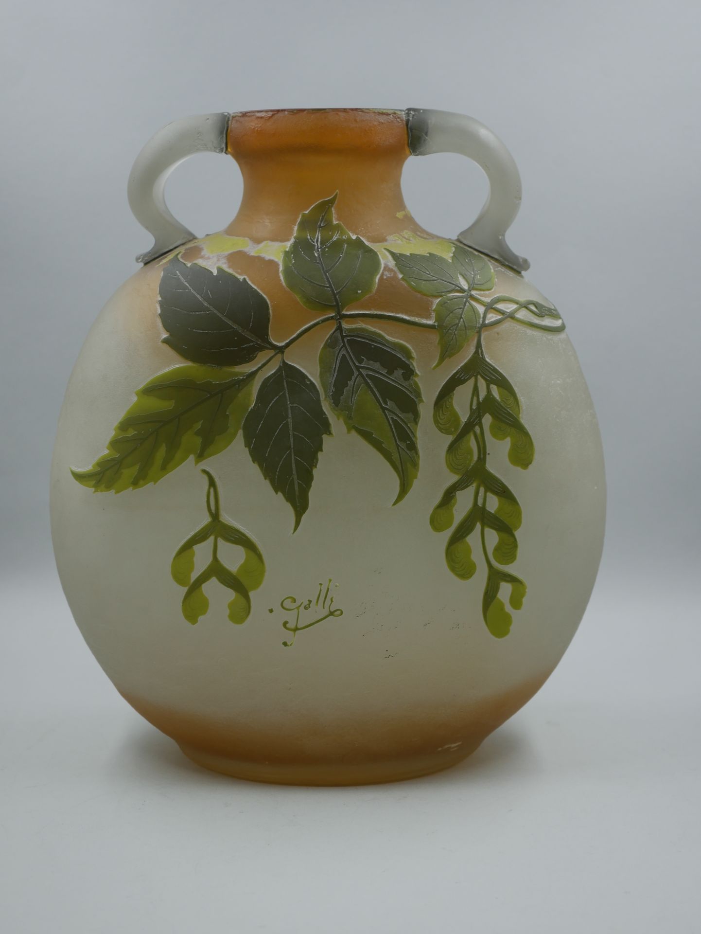 Null etablissements galle (1904-1936).多层玻璃的大葫芦形花瓶，酸蚀装饰的枫叶和鳍在阴影的橙色和白色背景上的黄色和绿色，装饰&hellip;