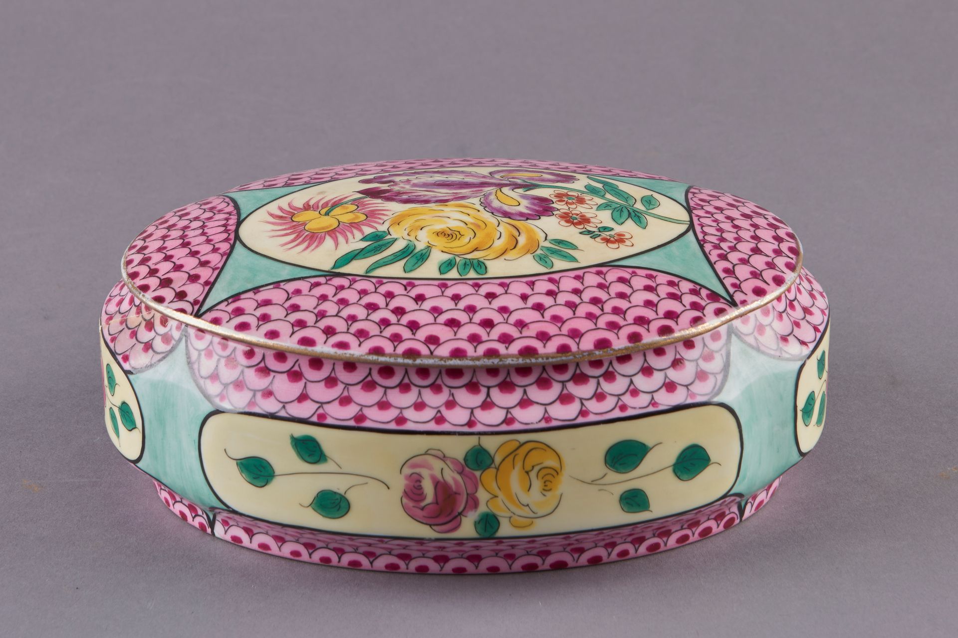Null 利莫盖斯。瓷制的椭圆形糖果盒，在粉色康乃馨的背景上装饰有卡特尔的花朵。高7厘米，长20厘米。19世纪末-20世纪初。(裂缝)