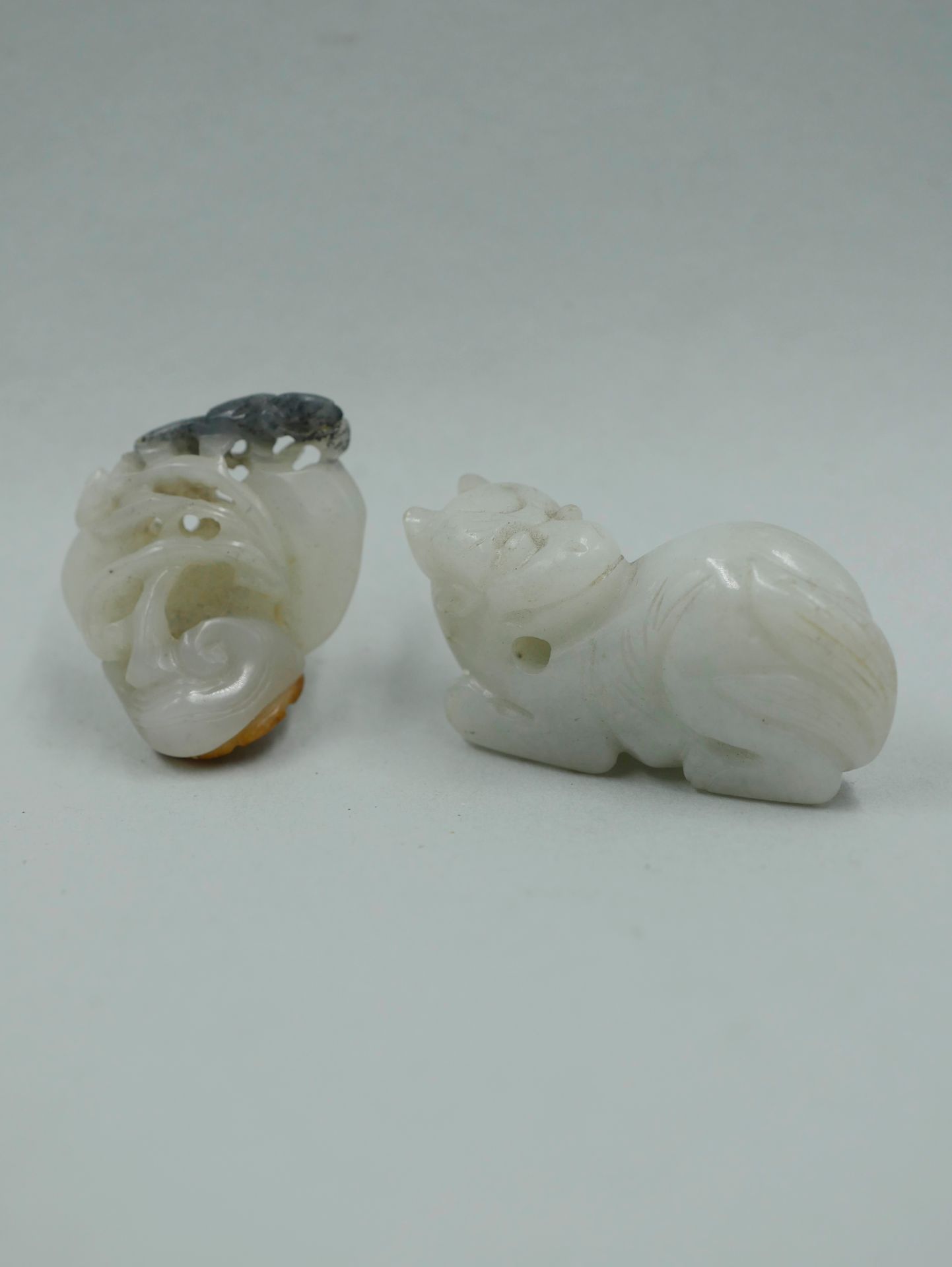 Null Zwei geschnitzte Jade-Netsuke, die eine Chimäre und einen Pilz der Langlebi&hellip;