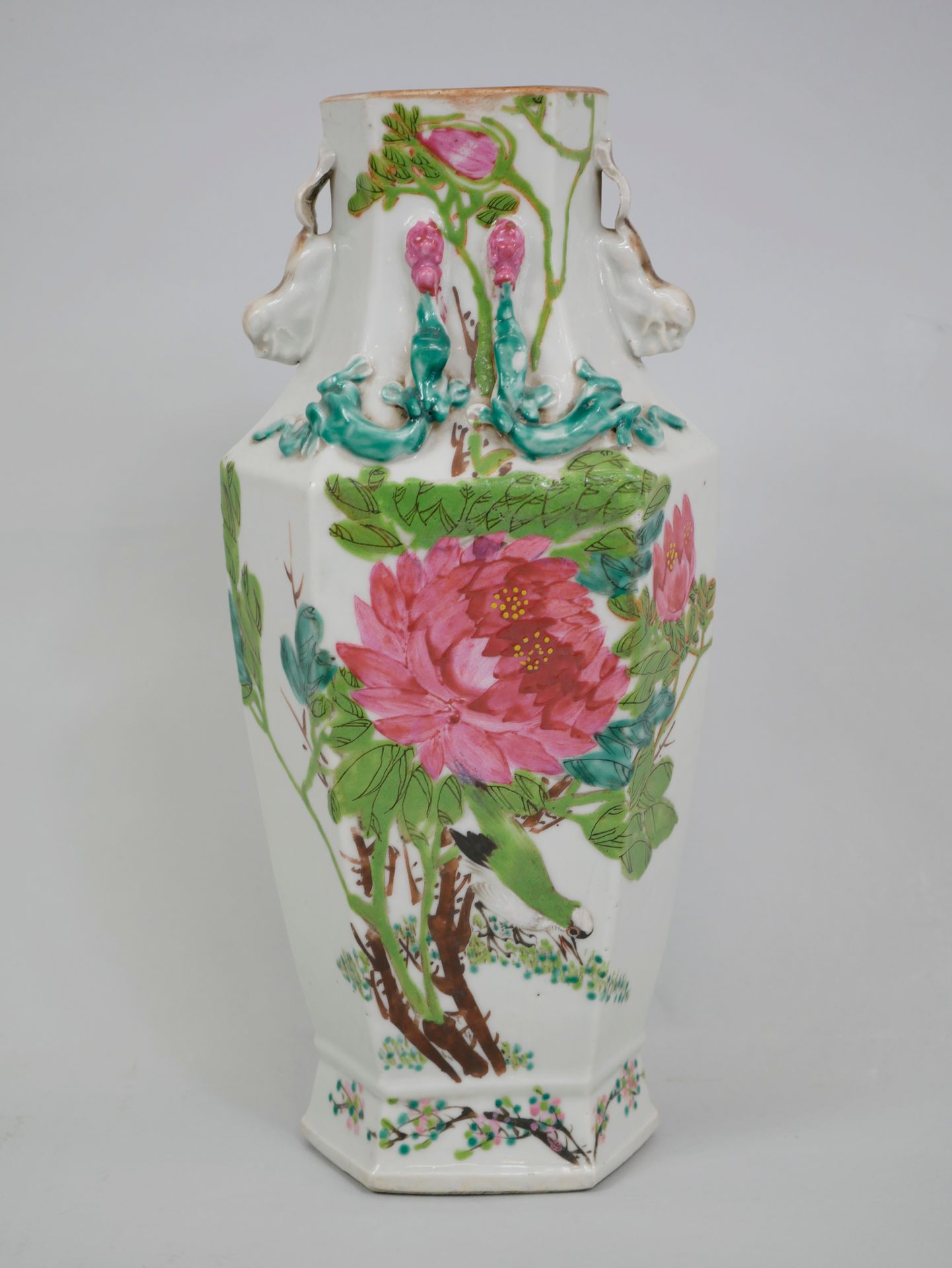 Null 中国，20世纪，背面有标记。六角形花瓶，装饰有鲜花、诗歌和变幻的把手。多色珐琅彩瓷器。高度：32.5厘米。一个边缘有小的损伤。