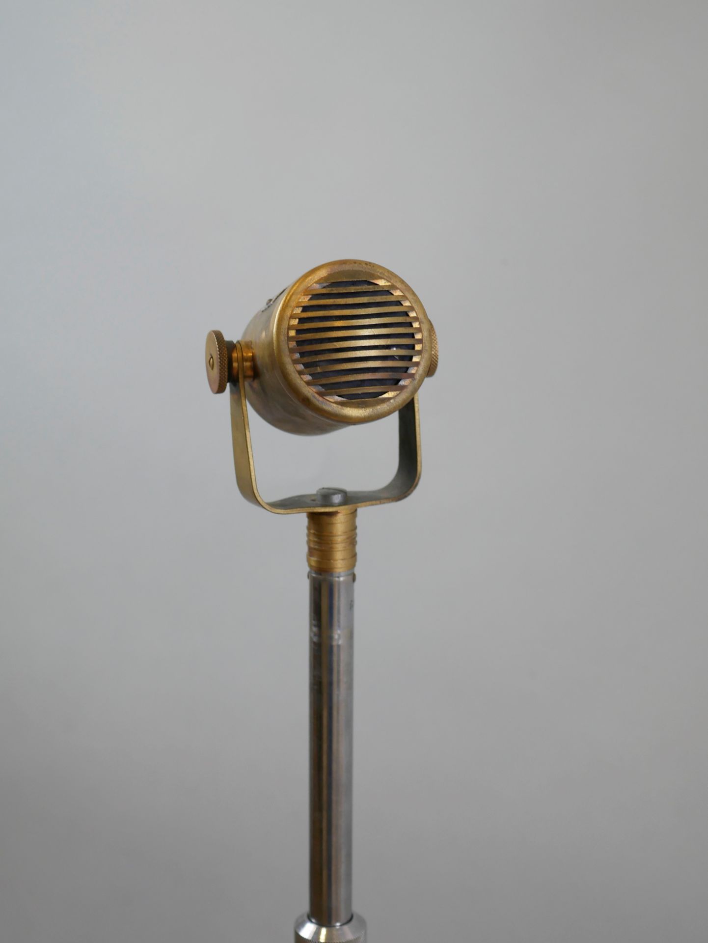 Null MELODYNAMIC / MELODIUM PARIS. Microfono in metallo antico e ghisa su base t&hellip;