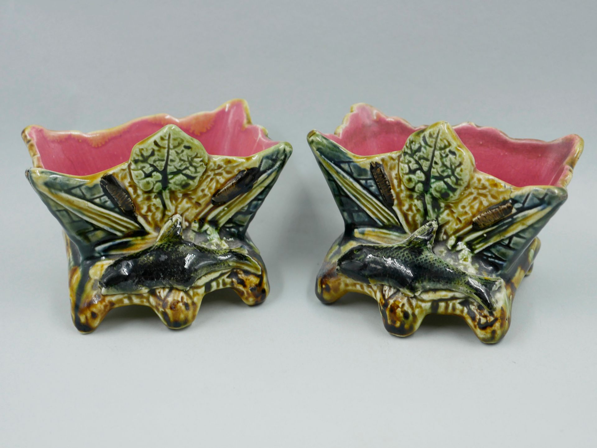 Null Paar kleine glasierte Keramikgefäße mit Fischdekor. 20. Jahrhundert. Höhe 8&hellip;