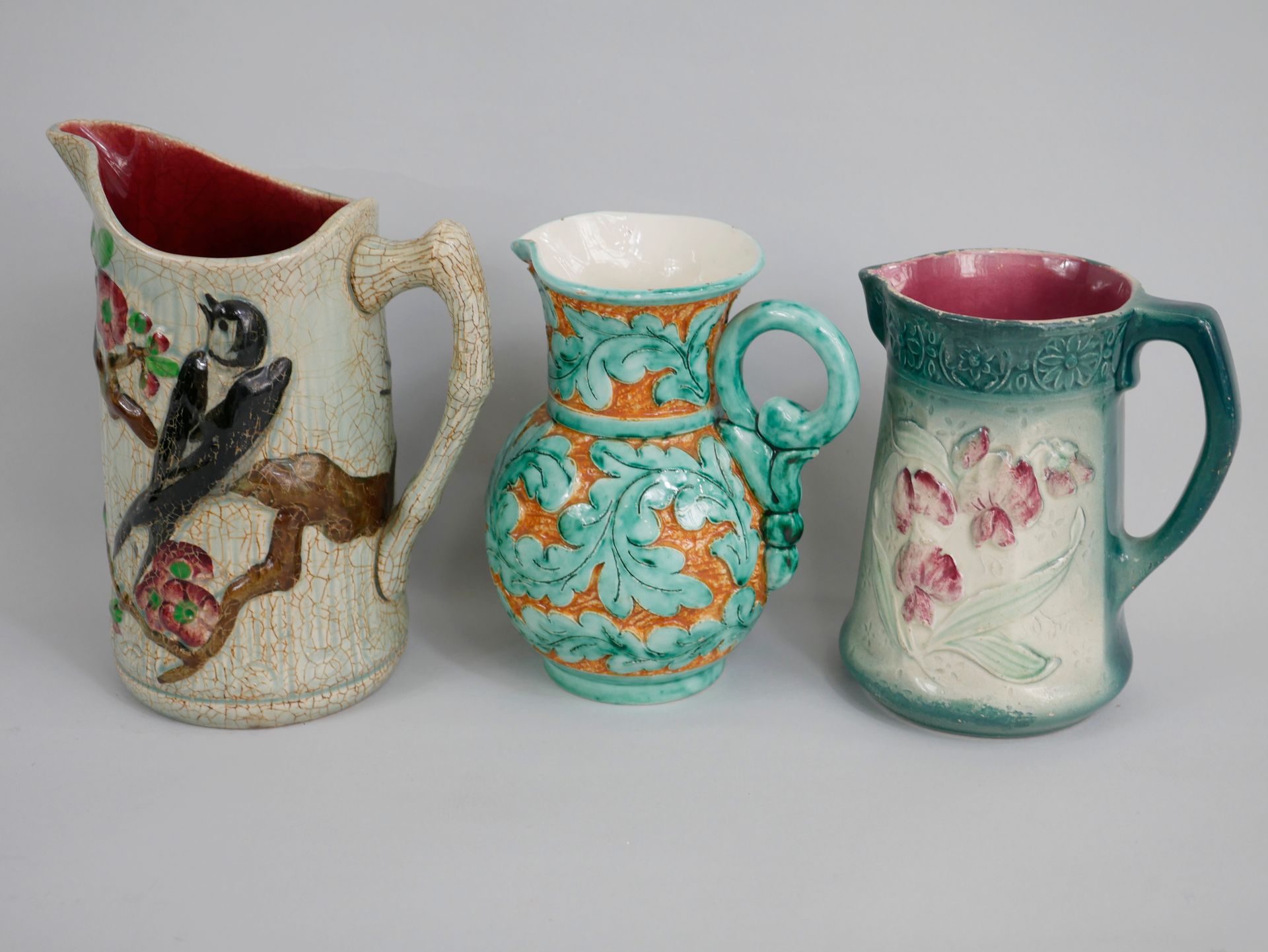 Null 一套三件陶器和巴宝塔壶，带麻雀和花的装饰，包括CHOISY LE ROI, AZUREART