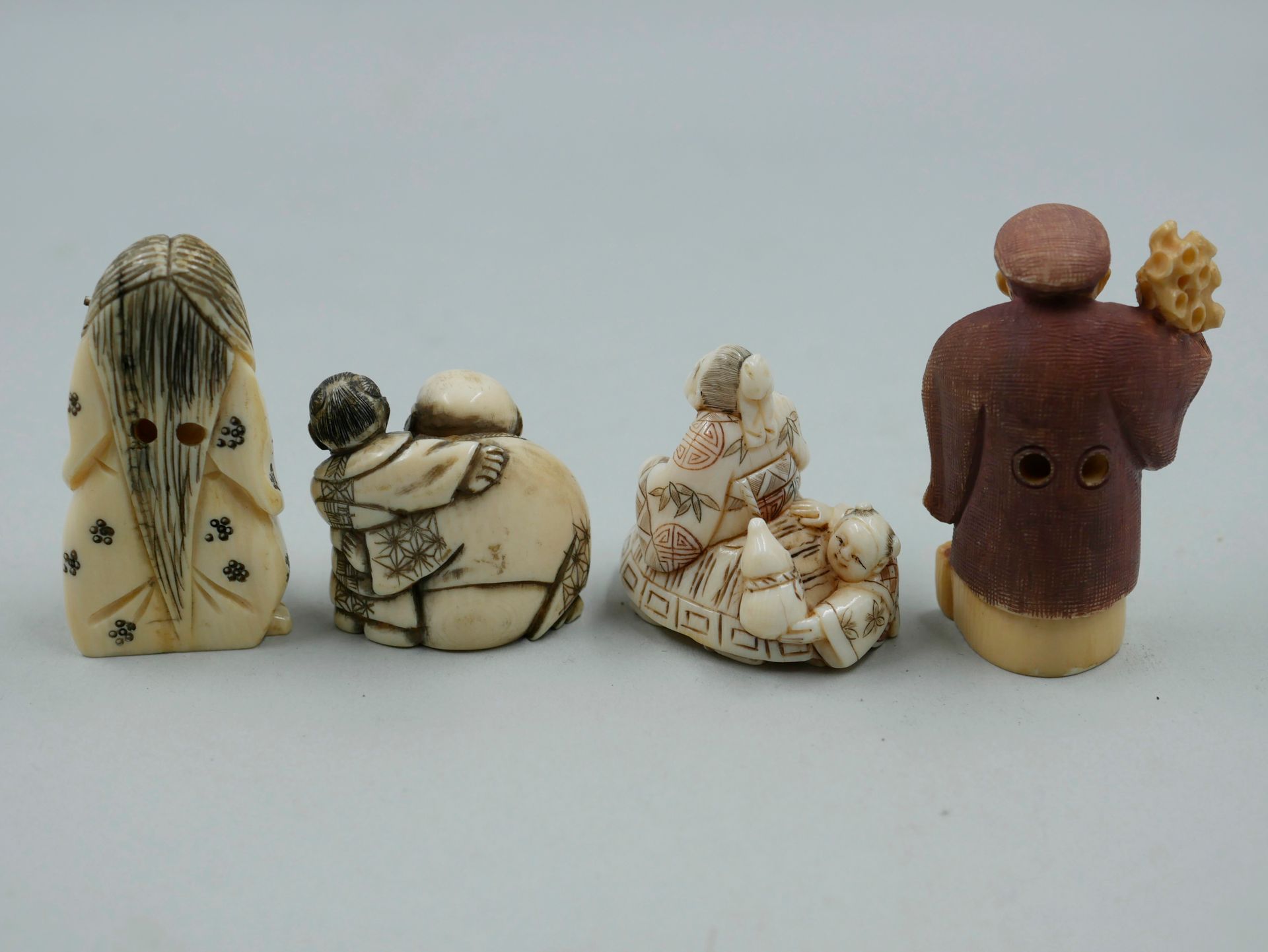 Null Lot of four polychrome engraved ivory Netsuke including a witch with a swiv&hellip;