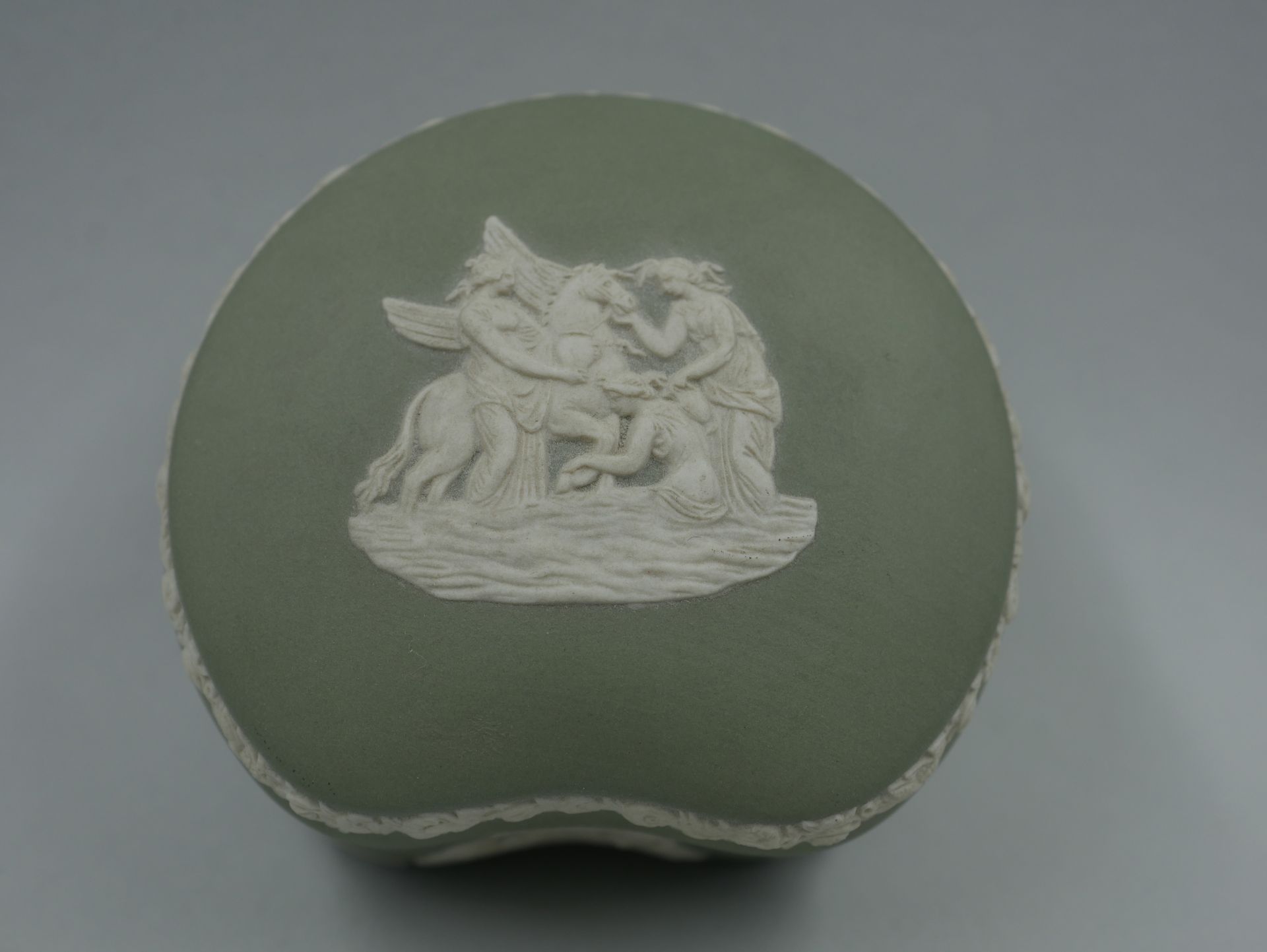 Null WEDGWOOD. Circular covered box in biscuit. Work of the XIXth century. Heigh&hellip;