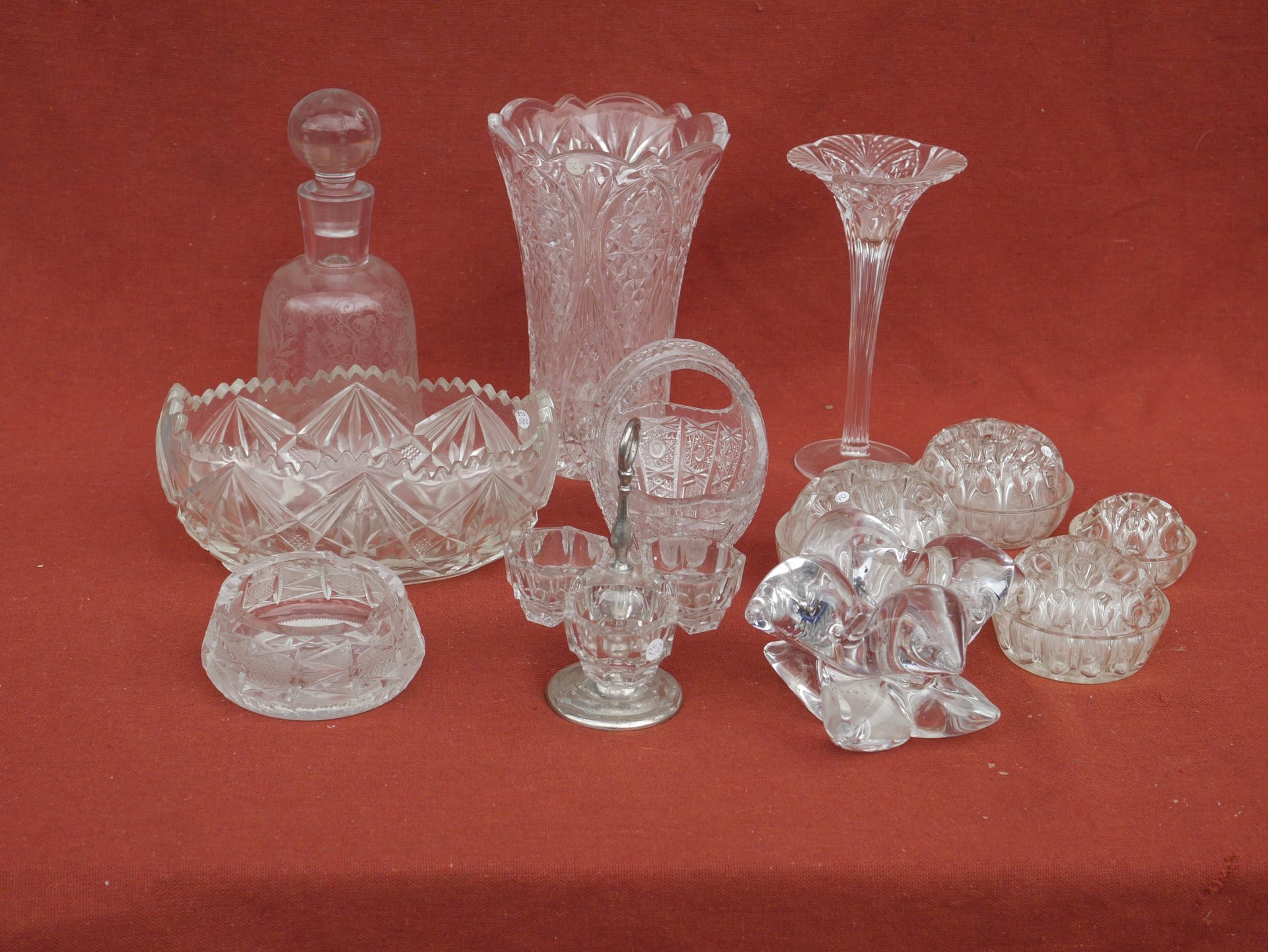 Null 一批玻璃器皿，包括花瓶，花瓶，杯子，烟灰缸，盐池，花束，篮子和各种切割和雕刻的玻璃。(事故)