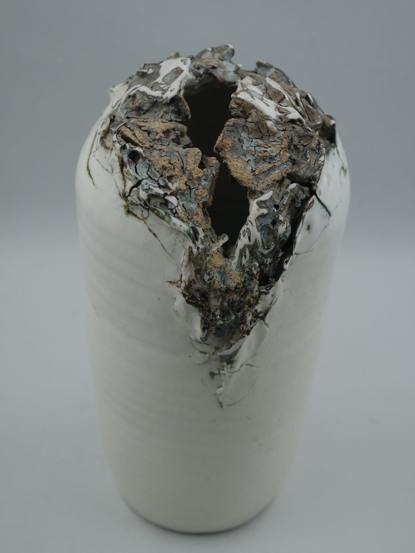 Null 瓦瑟-塞勒斯坦（20岁）。白釉陶瓷花瓶 "Apocalypse"，颈部有蓝色和赭色 "锯齿状 "装饰。底座下有签名，日期为03.95，编号为4/8。高&hellip;