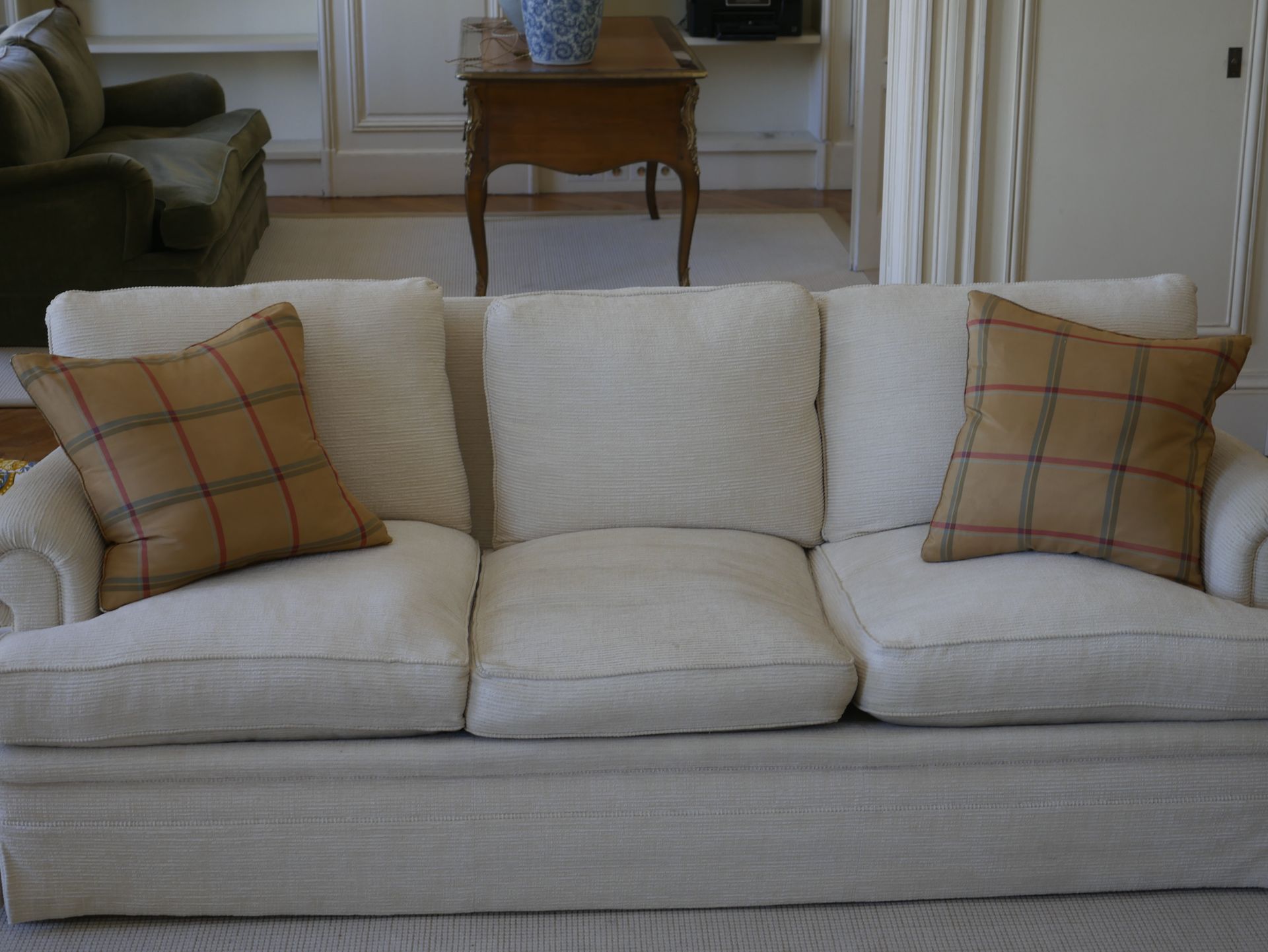 Null 一对象牙色织物的三座沙发，滚动的扶手。(使用状况，有些污渍）。)高77厘米，宽209厘米，深90厘米。