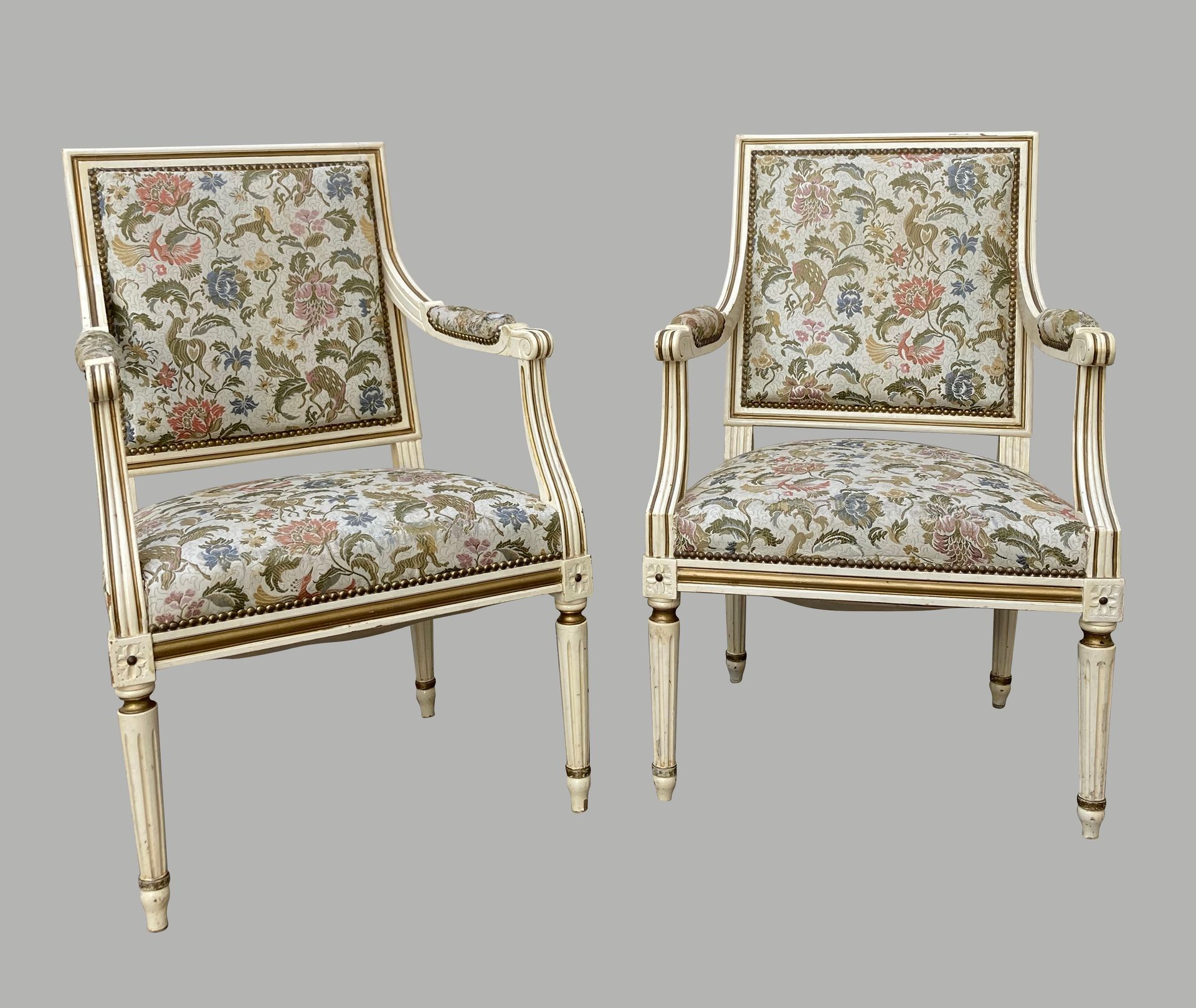 Null Pair of cream lacquered armchairs with gilded rechampi, with queen back, fl&hellip;