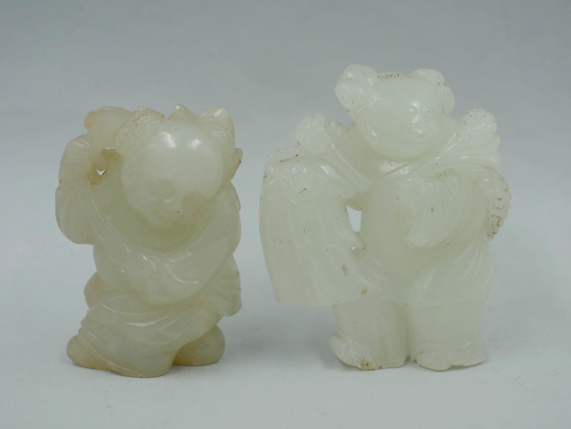 Null Two carved jade netsuke representing two workers. Height 4,5 and 5cm.