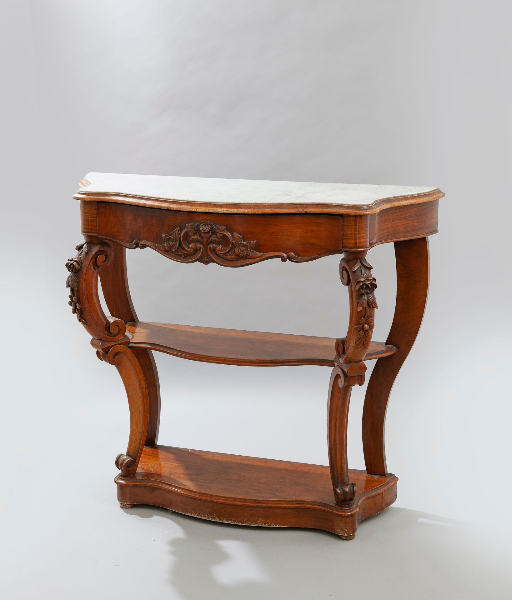 Null 雕刻成型的天然木和单板边柜控制台，腰部有一个抽屉，靠在四个控制台腿上，前面的腿和抽屉上有风格化的玫瑰花，由两个支架连接。白色大理石桌面。拿破仑三世时期&hellip;