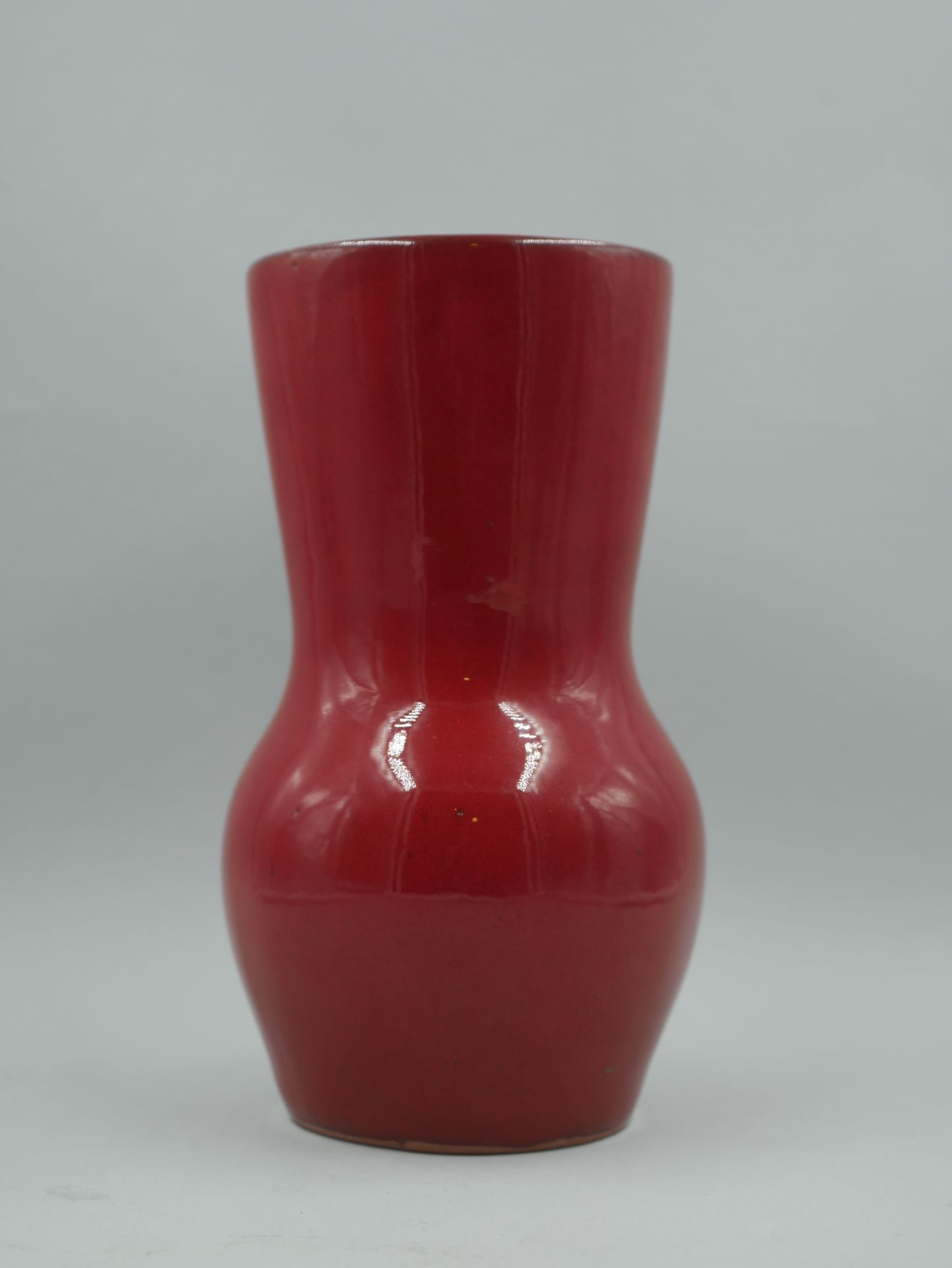 Null 红色釉面陶瓷花瓶，底座下有PR字样。19 x 11厘米。